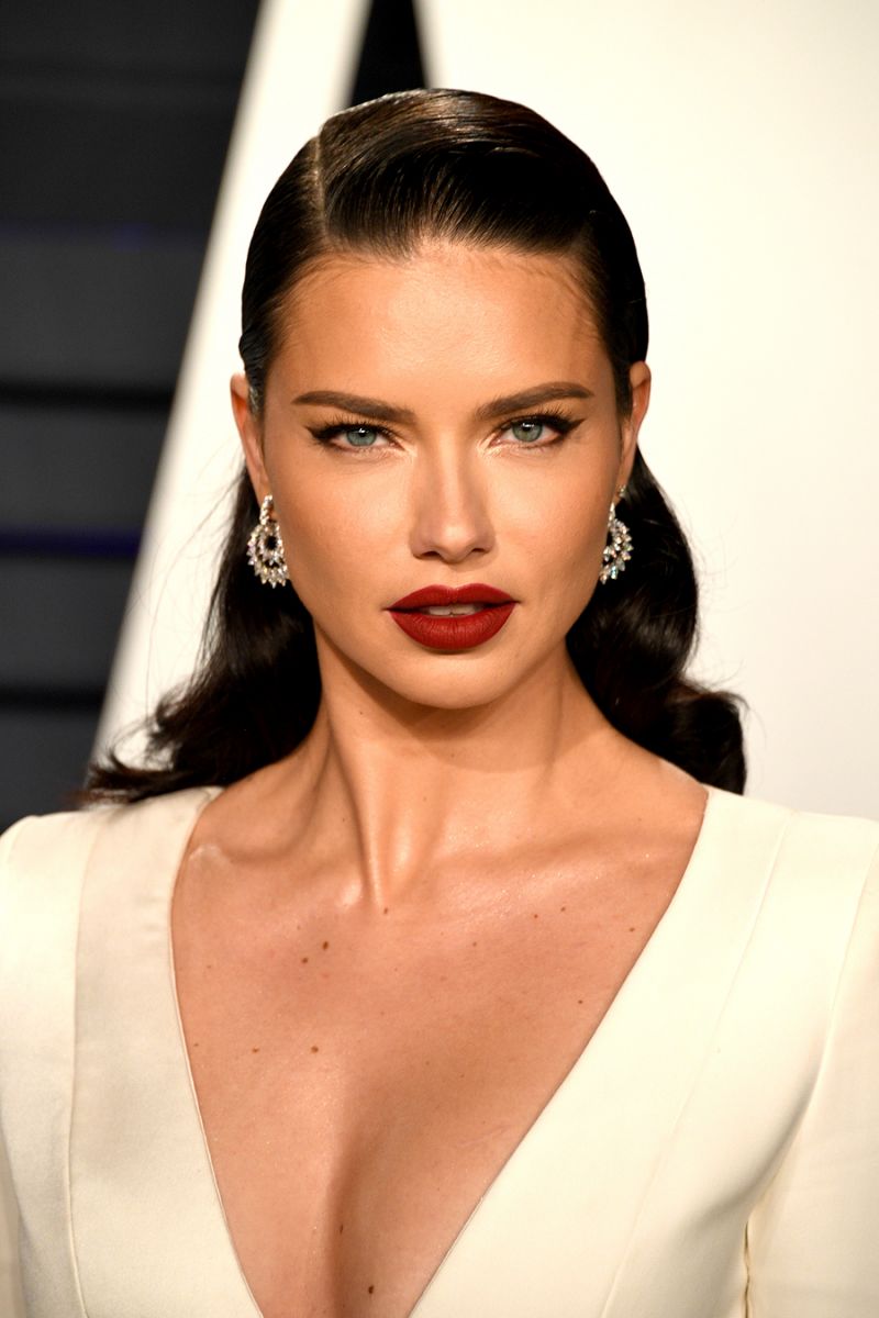 Cliomakeup-rossetti-che-non-valorizzano-capelli-scuri-13-adriana-lima