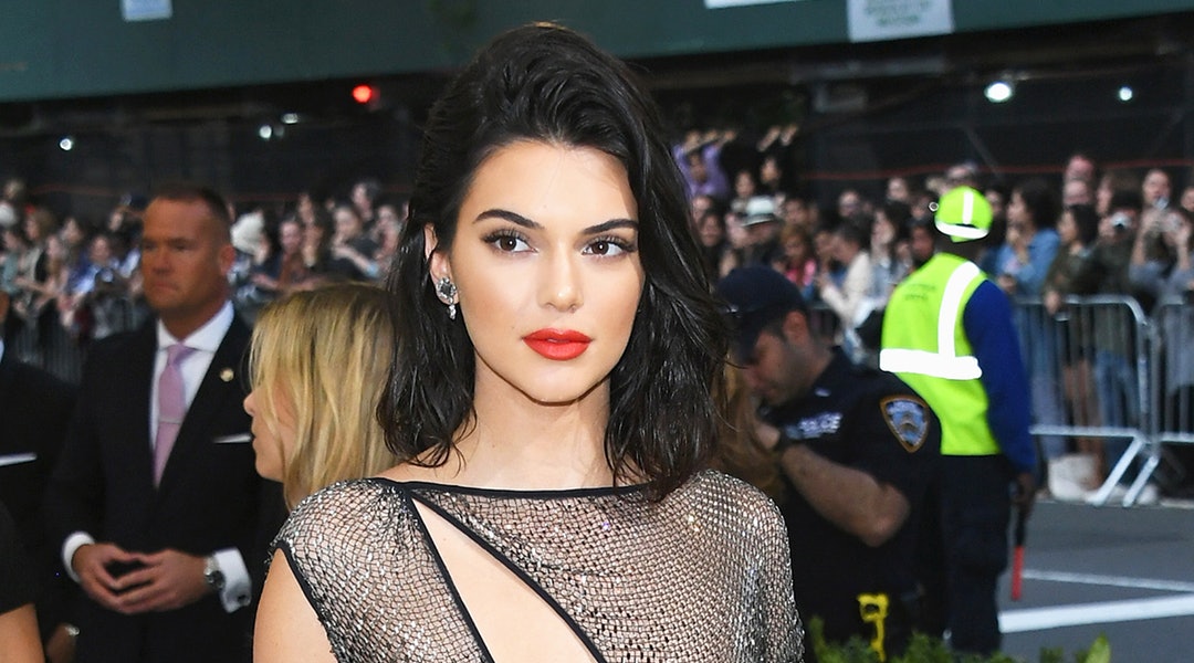 Cliomakeup-rossetti-che-non-valorizzano-capelli-scuri-8-kendall-jenner-rosso