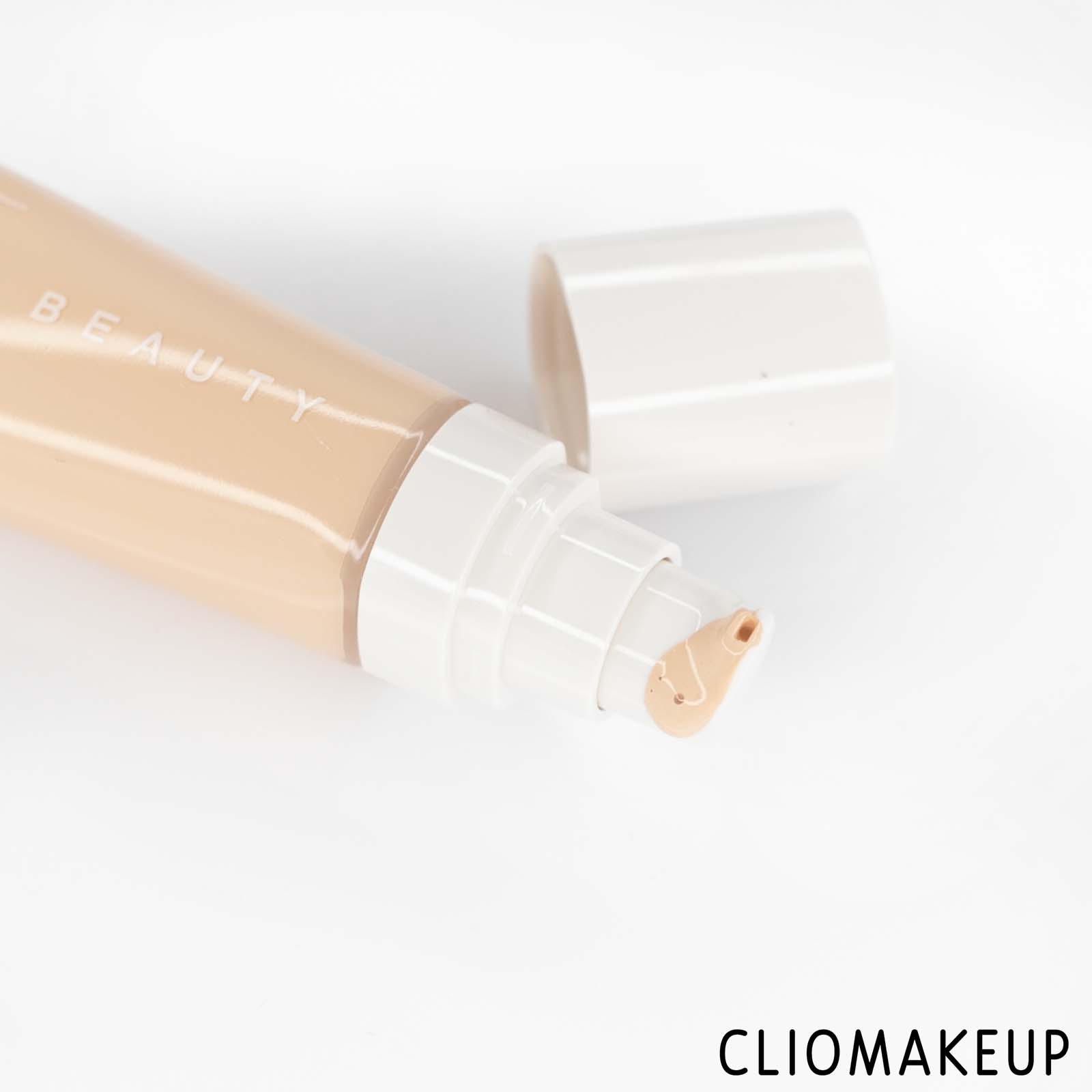 cliomakeup-recensione-fondotinta-fenty-beauty-pro-filtr-hydrating-longwear-foundation-5