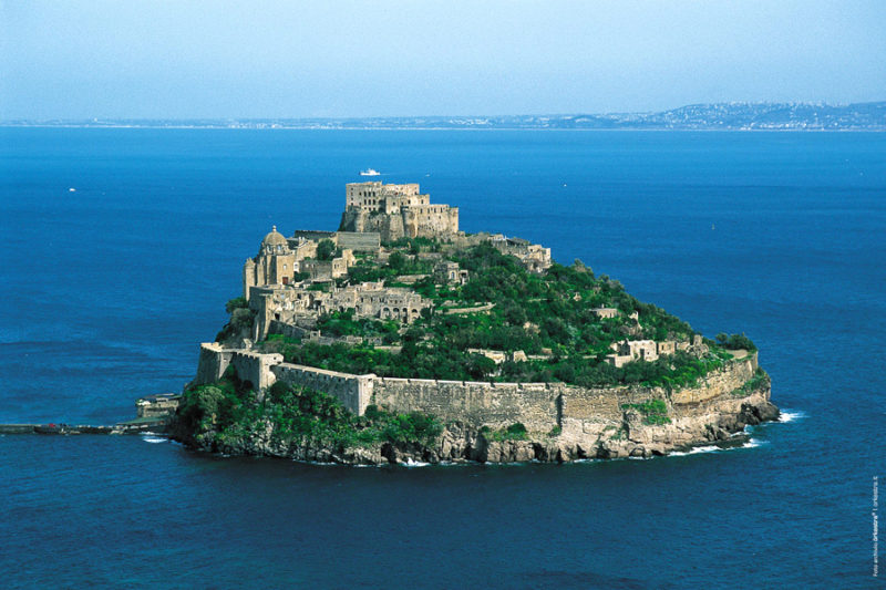 Una meta per il ponte dei morti 2019 potrebbe essere l'isola di Ischia con il suo mare, le sue acque termali e il castello Aragonese