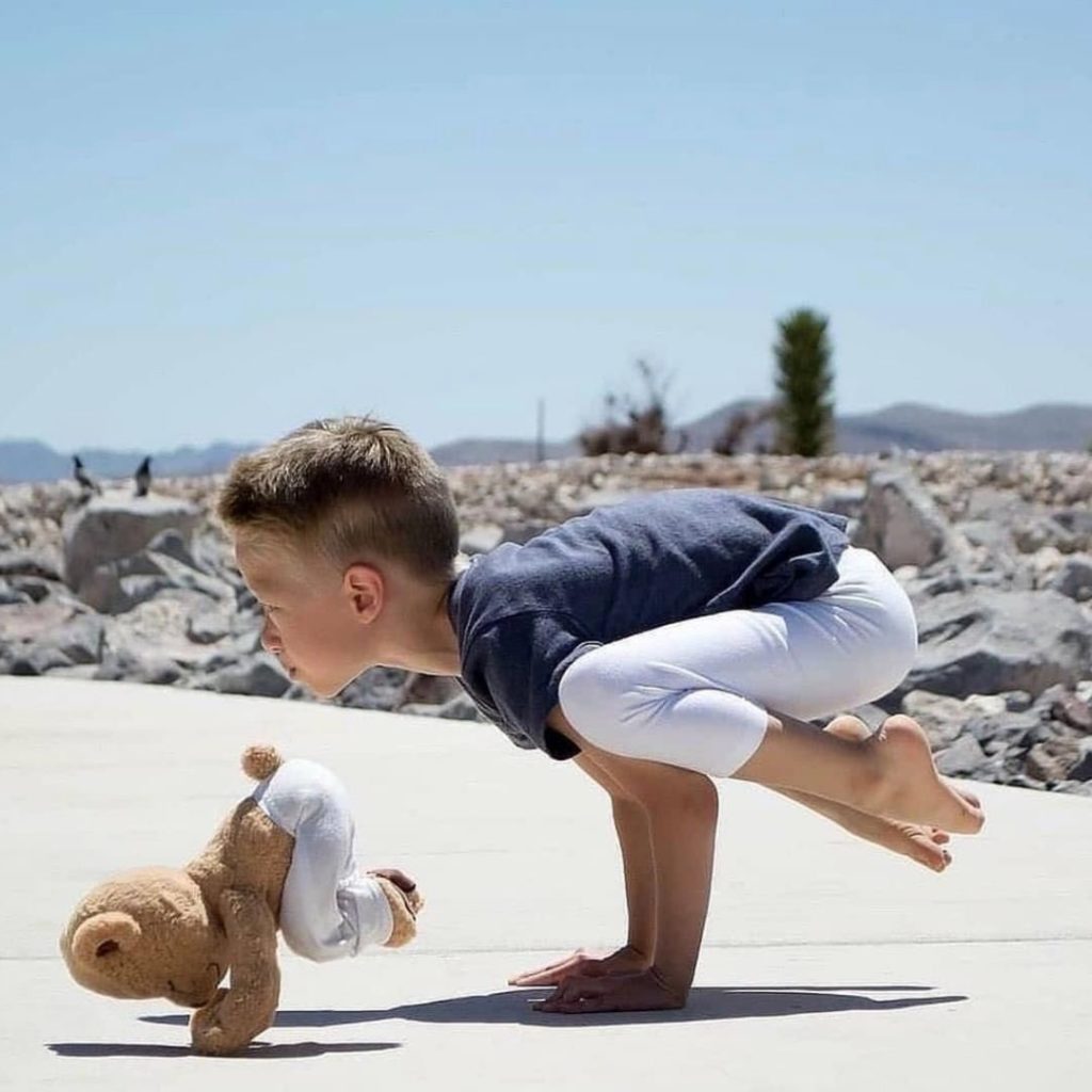 yoga per bambini: 5+1 esercizi facili da fare insieme