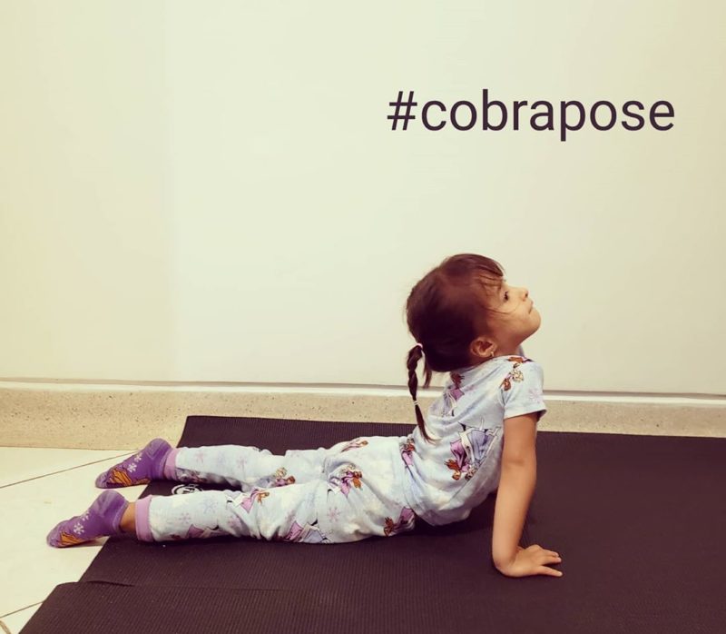 yoga per bambini: la posizione del cobra