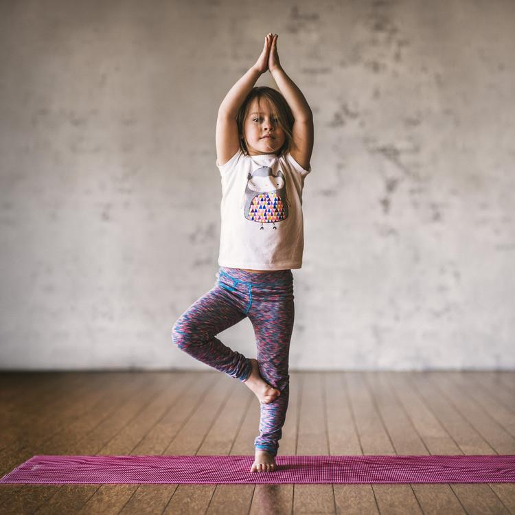 yoga per bambini: la posizione dell'albero