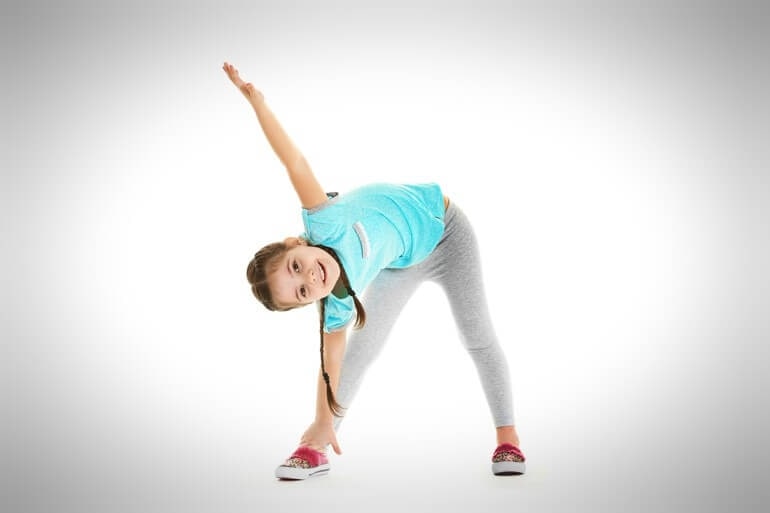 yoga per bambini: la posizione del triangolo