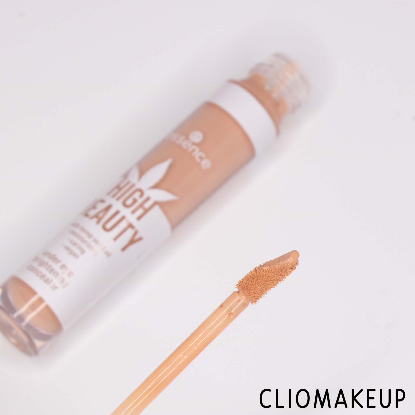 cliomakeup-recensione-correttore-essence-high-beauty-under-eye-brightening-concealer-5