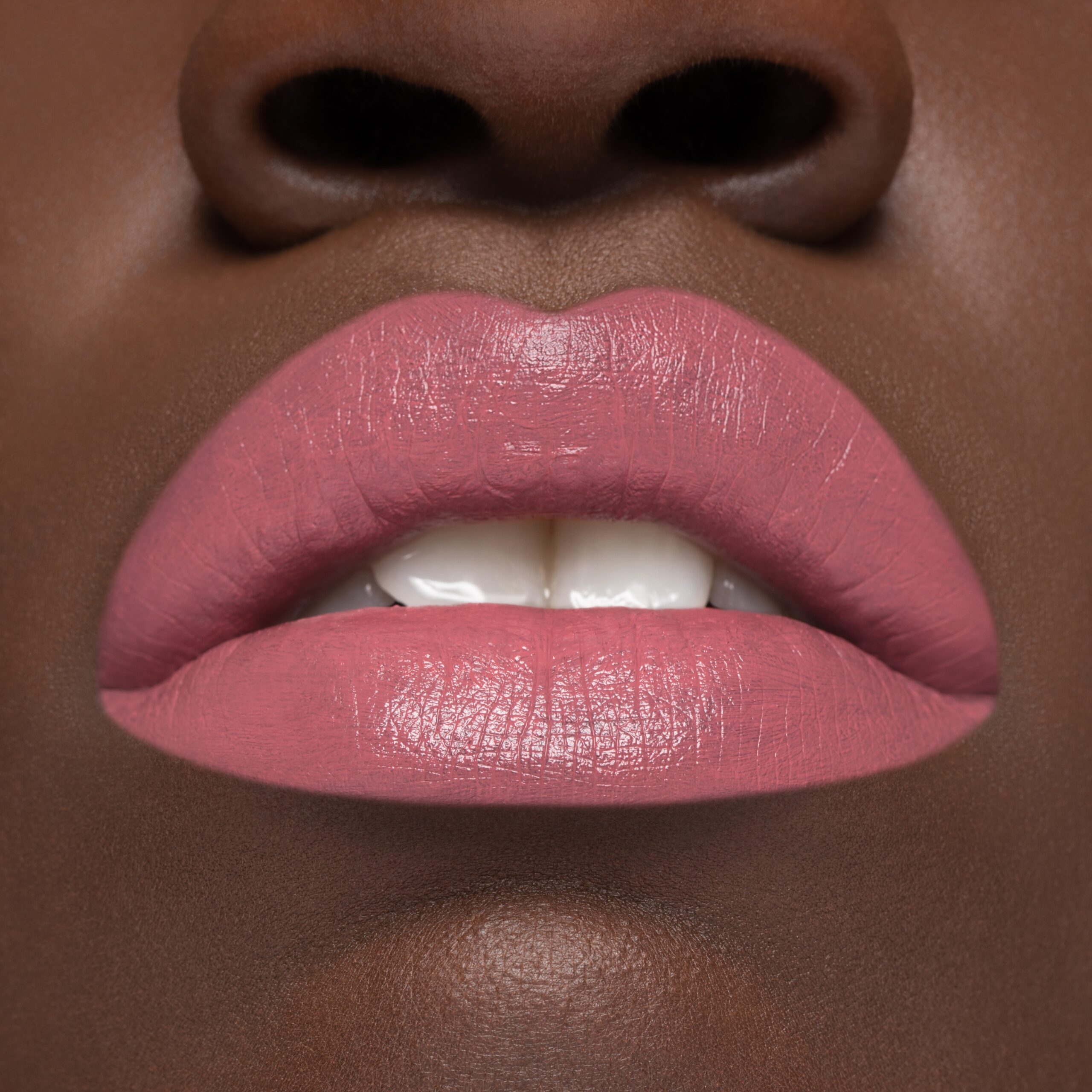 Cliomakeup-rossetto-cremoso-creamylove-bisou-bisou-6-dark-skin