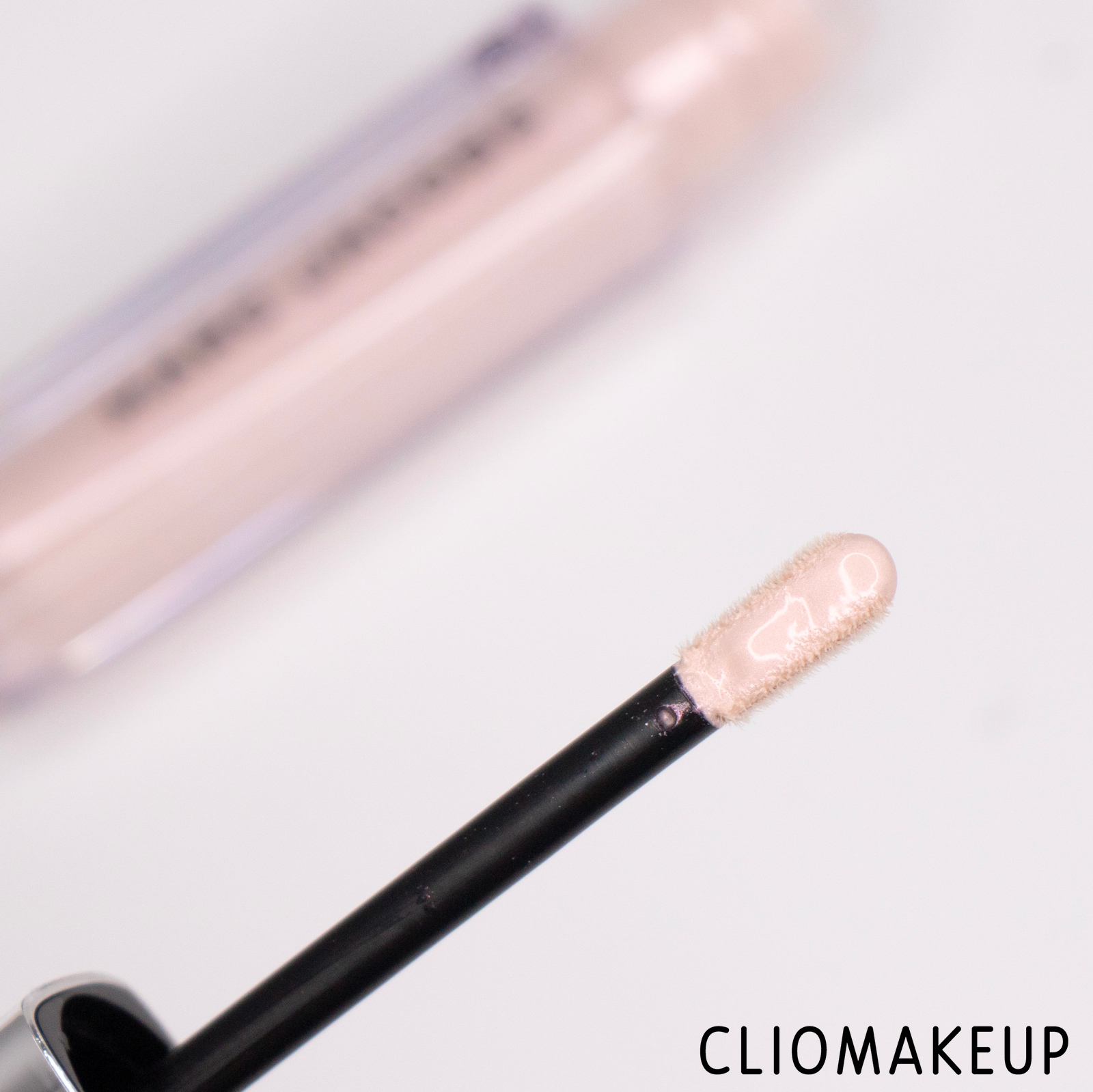 cliomakeup-recensione-illuminante-marc-jacobs-glow-away-dewy-coconut-face-luminizer-5