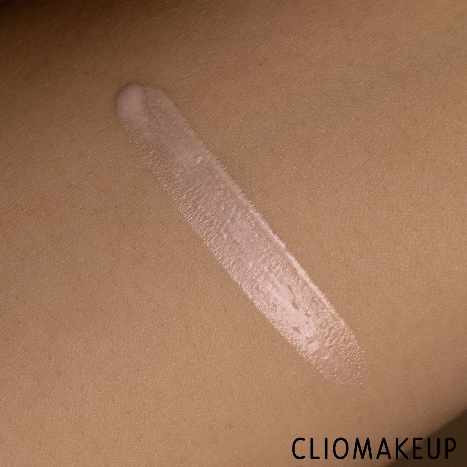 cliomakeup-recensione-illuminante-marc-jacobs-glow-away-dewy-coconut-face-luminizer-6