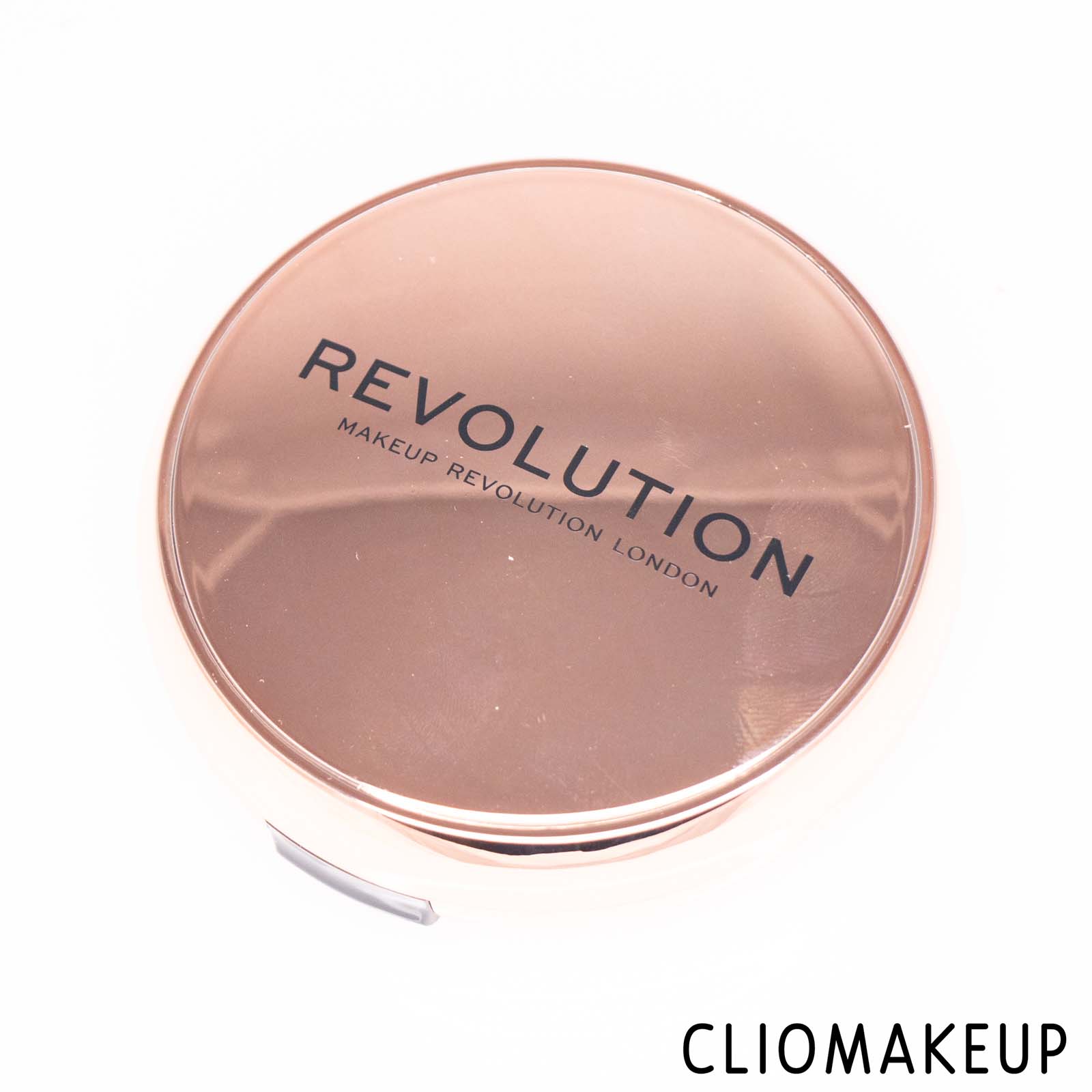 cliomakeup-recensione-fondotinta-Makeup-Revolution-Conceal-E-Define-Satin-Matte-Powder-Foundation -4