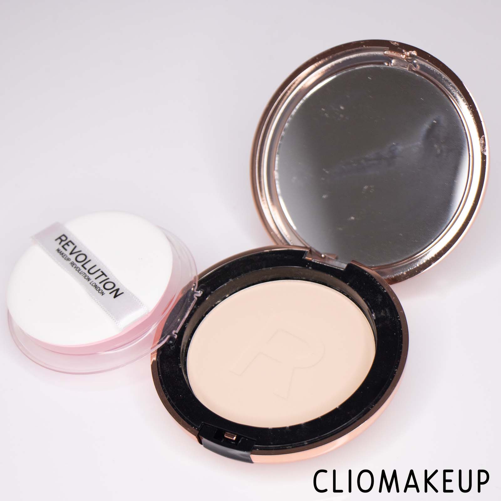 cliomakeup-recensione-fondotinta-Makeup-Revolution-Conceal-E-Define-Satin-Matte-Powder-Foundation -5