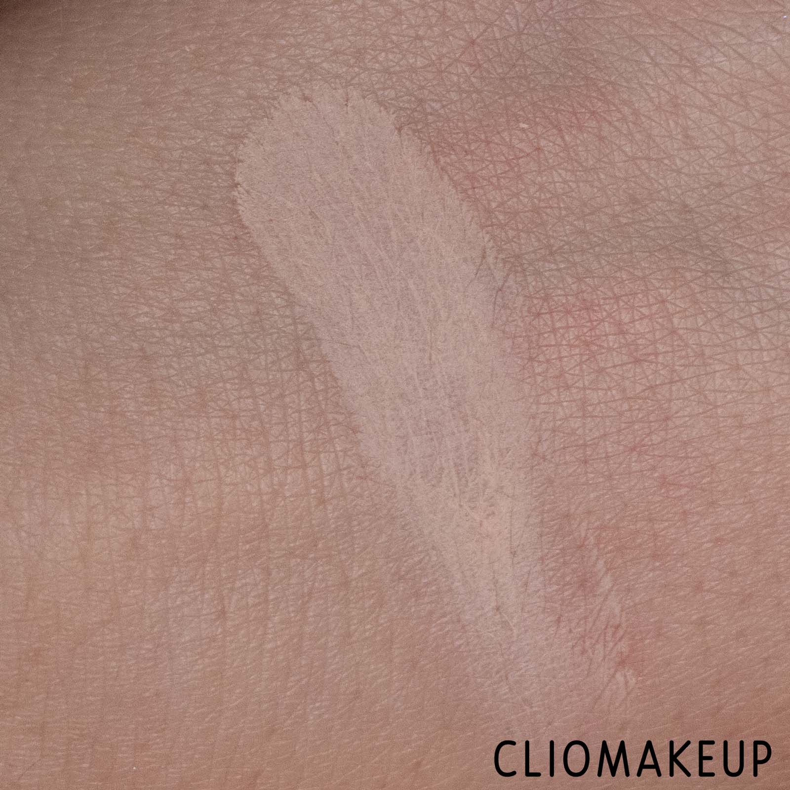 cliomakeup-recensione-fondotinta-Makeup-Revolution-Conceal-E-Define-Satin-Matte-Powder-Foundation -6