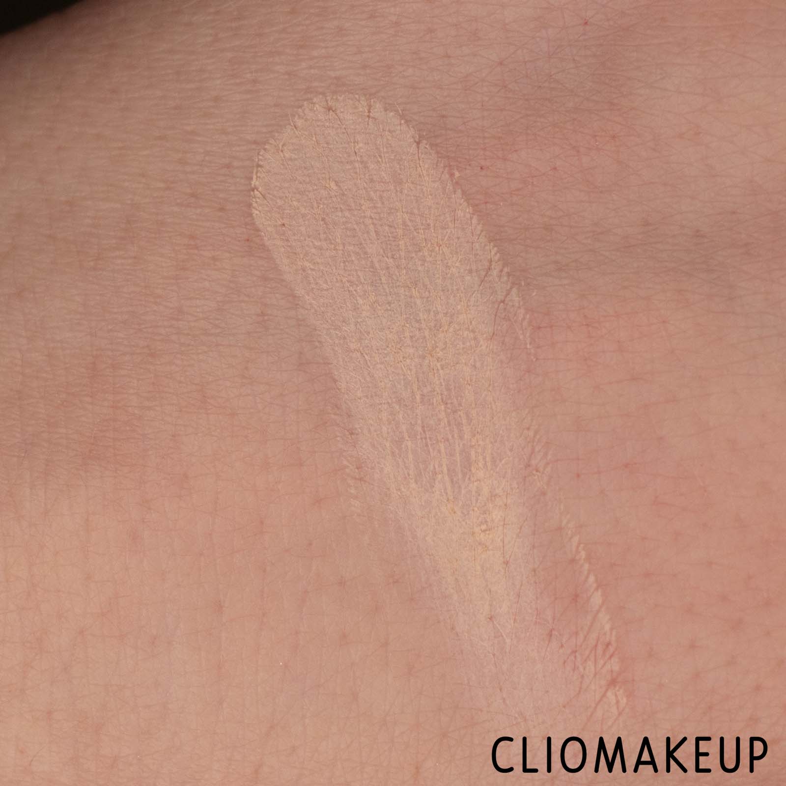 cliomakeup-recensione-fondotinta-Makeup-Revolution-Conceal-E-Define-Satin-Matte-Powder-Foundation -7