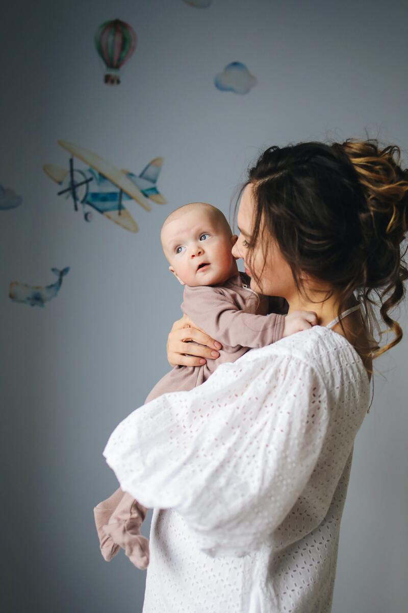 cliomakeup-cosleeping-bambina-braccio-mamma-sorriso