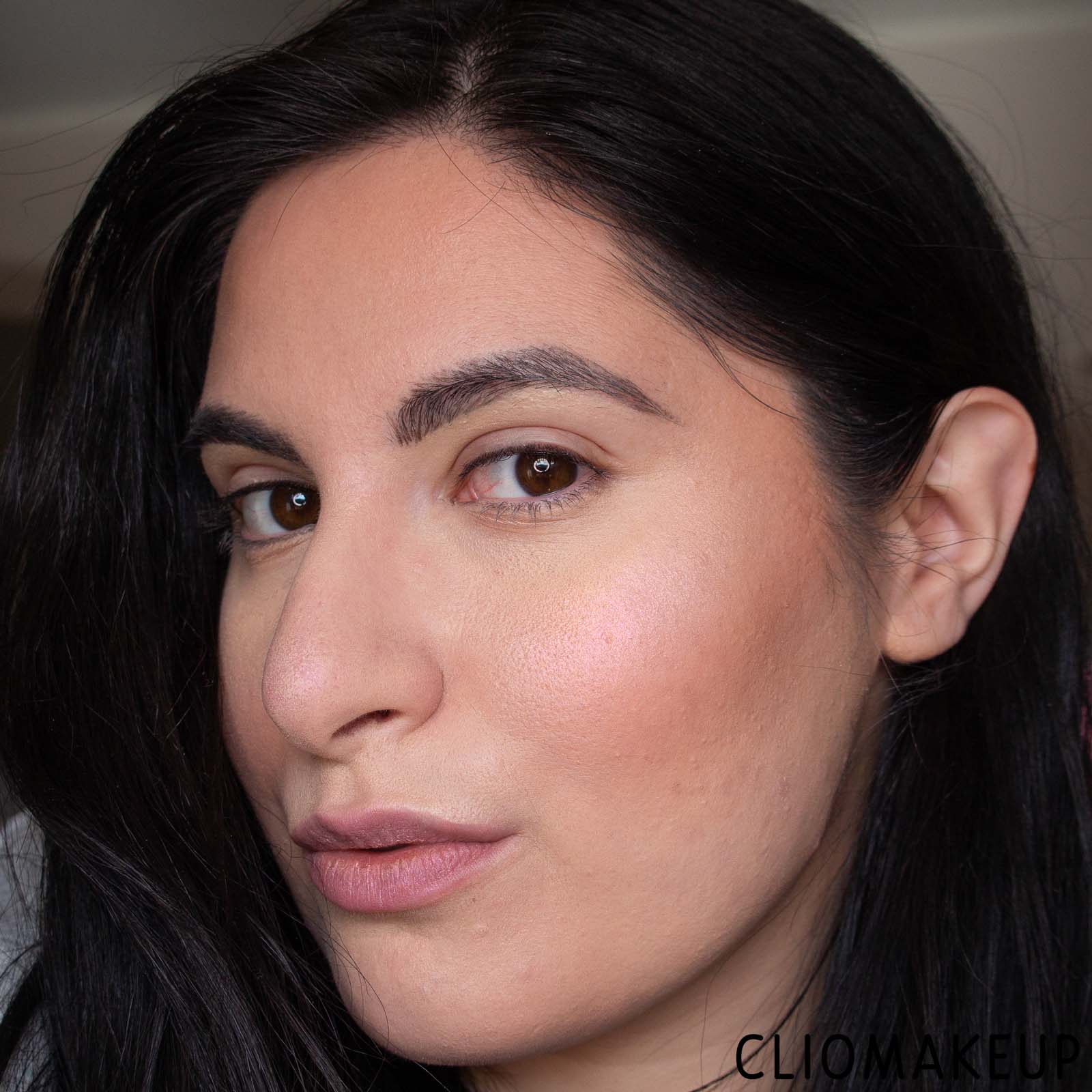 cliomakeup-recensione-Illuminante-essence-good-luck-charm-for-strength-face-and-body-highlighter-13