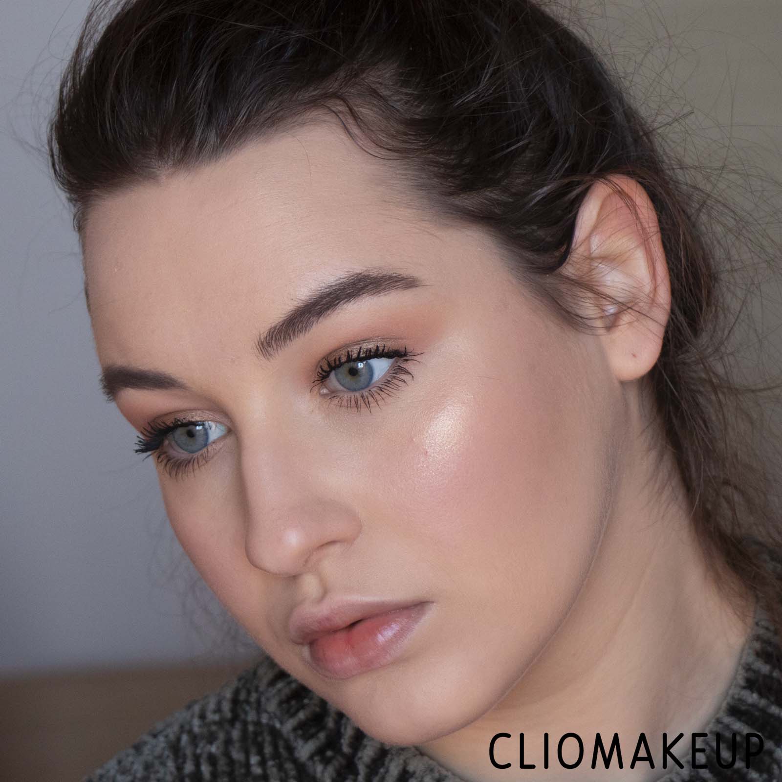 cliomakeup-recensione-illuminante-Catrice-More-Than-Glow-Highlighter-10