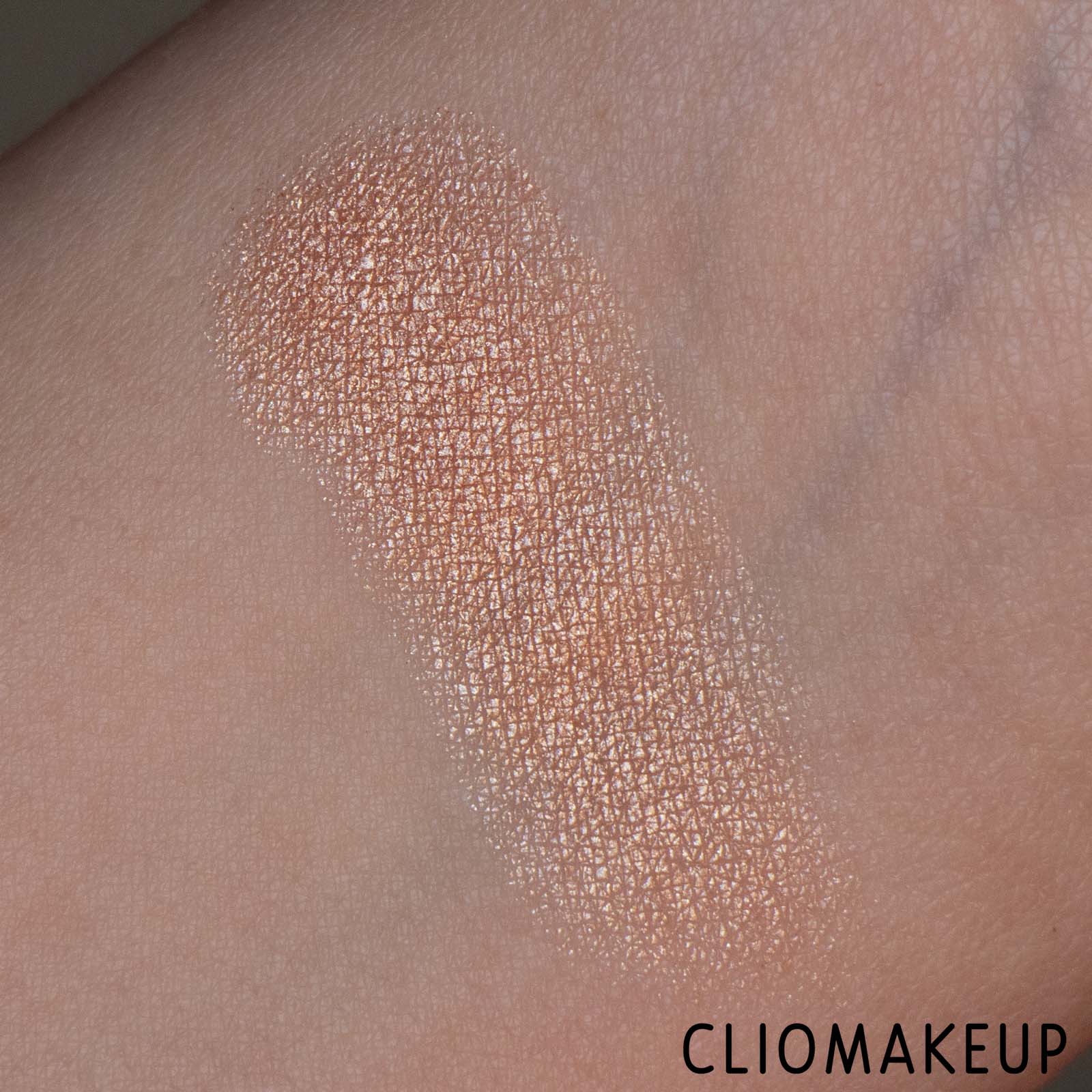 cliomakeup-recensione-illuminante-Catrice-More-Than-Glow-Highlighter-6