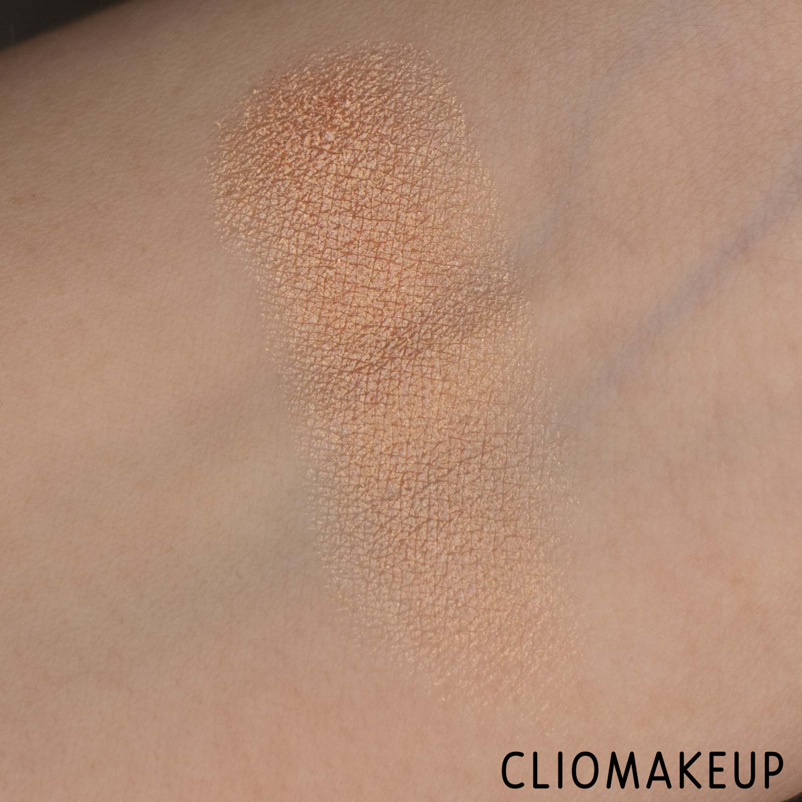 cliomakeup-recensione-illuminante-Catrice-More-Than-Glow-Highlighter-7