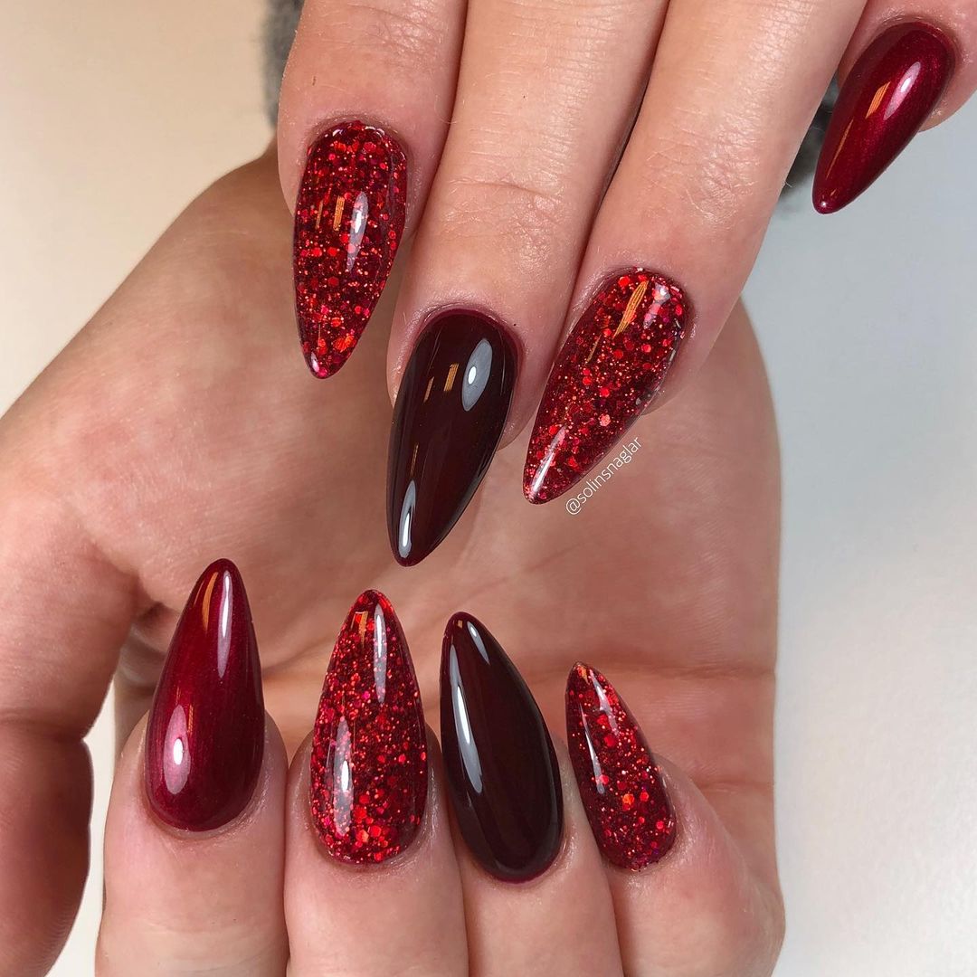 Cliomakeup-unghie-ruby-red-manicure-mismatched