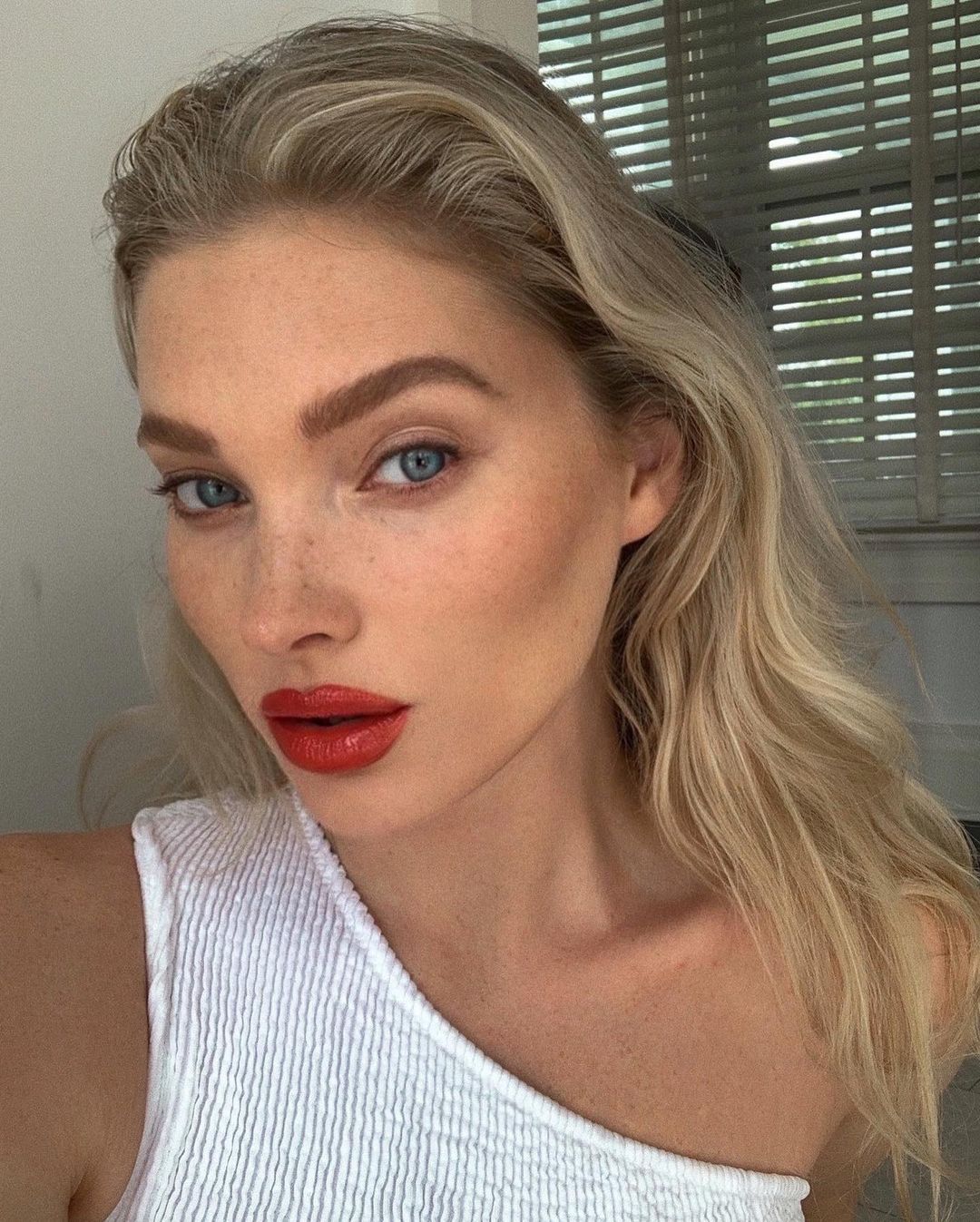 Cliomakeup-tendenza-overlining-hoskelsa-rossetto-rosso