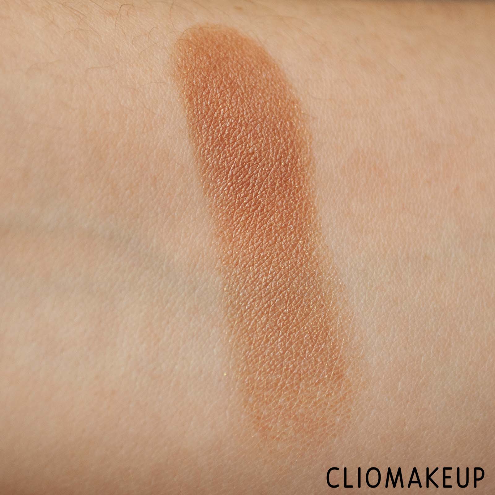 cliomakeup-recensione-bronzer-essence-the-glowin-golds-vitamin-e-baked-luminous-bronzer-6