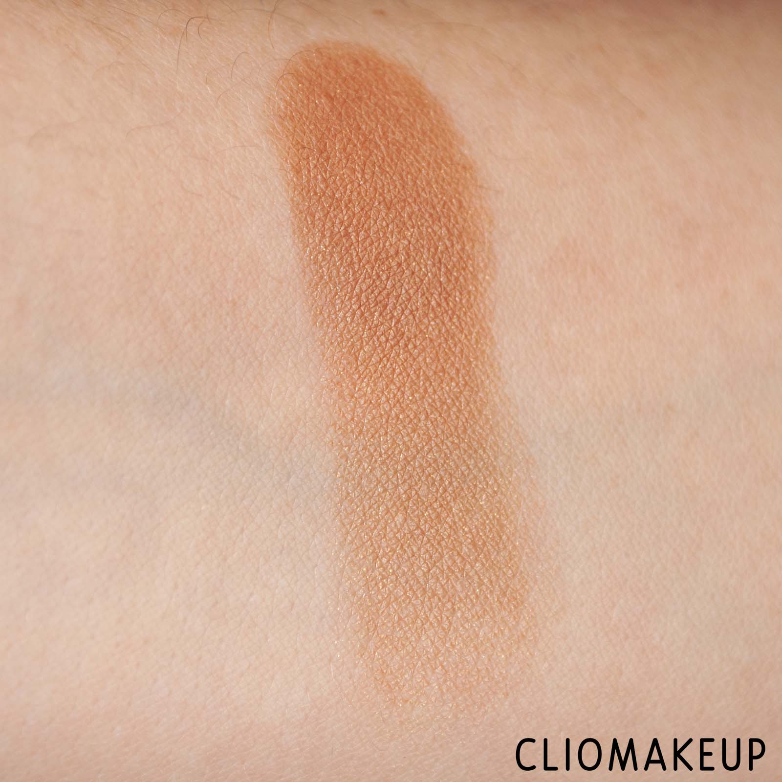 cliomakeup-recensione-bronzer-essence-the-glowin-golds-vitamin-e-baked-luminous-bronzer-7