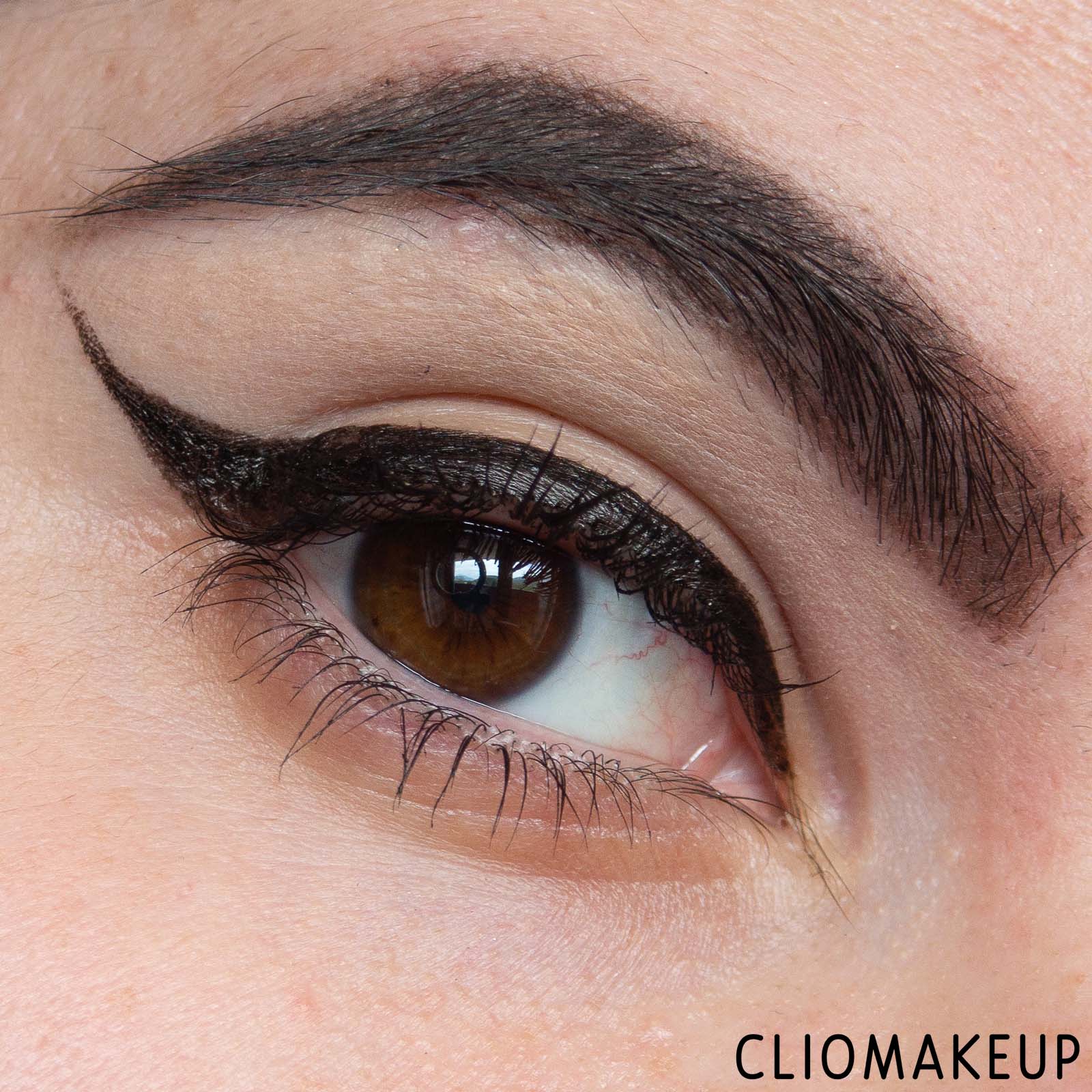 cliomakeup-recensione-eyeliner-mac-black-cherry-brushstroke-24-hour-liner-12