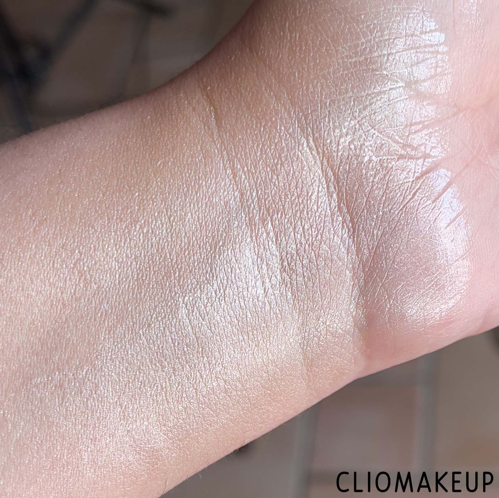 cliomakeup-recensione-illuminante-l-oreal-glow-mon-amour-highlighting-drops-9