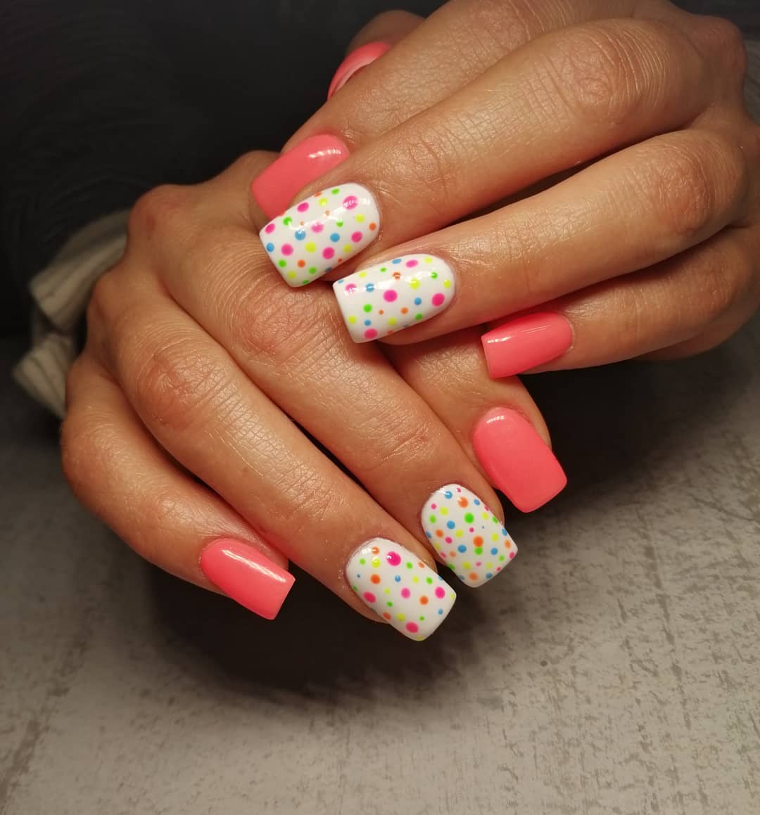 Cliomakeup-unghie-corallo-bianco-pois