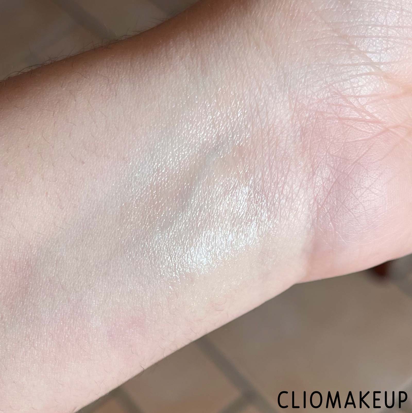 cliomakeup-recensione-balsamo-labbra-essence-fruit-kiss-caring-lip-balm-coconut-lust-6