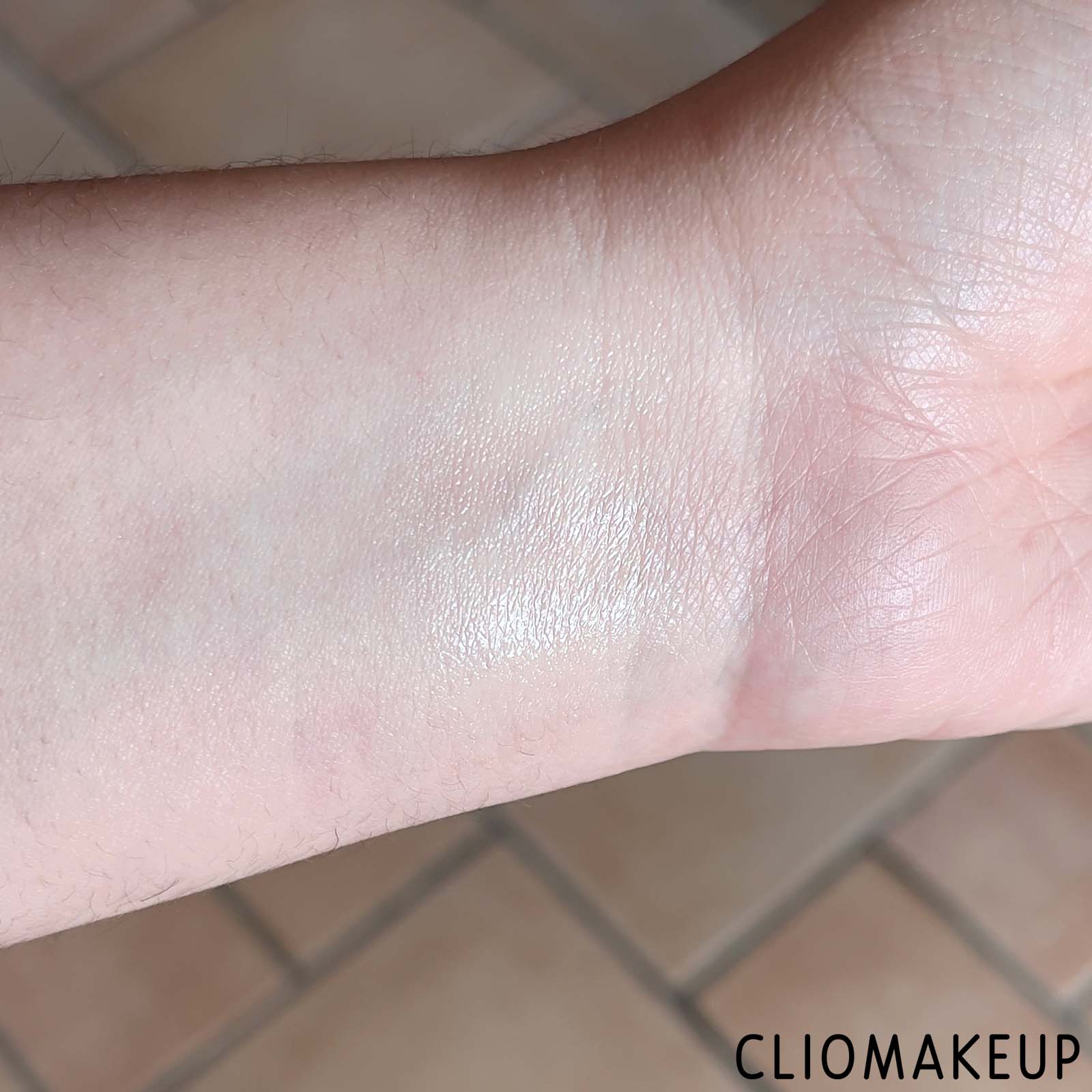 cliomakeup-recensione-balsamo-labbra-essence-fruit-kiss-caring-lip-balm-coconut-lust-7