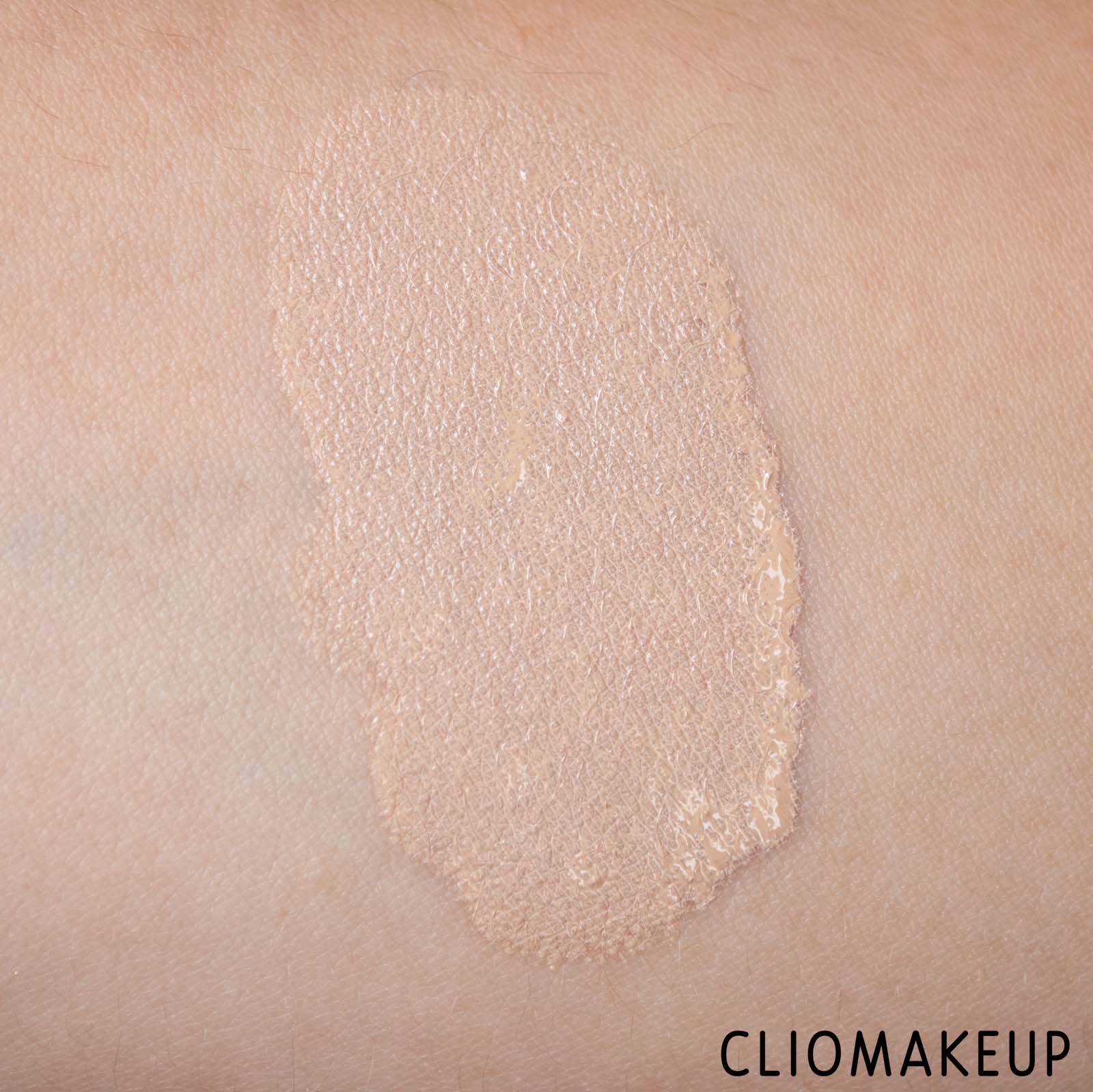 cliomakeup-recensione-correttore-makeup-revolution-eye-bright-illuminating-under-eye-concealer-7