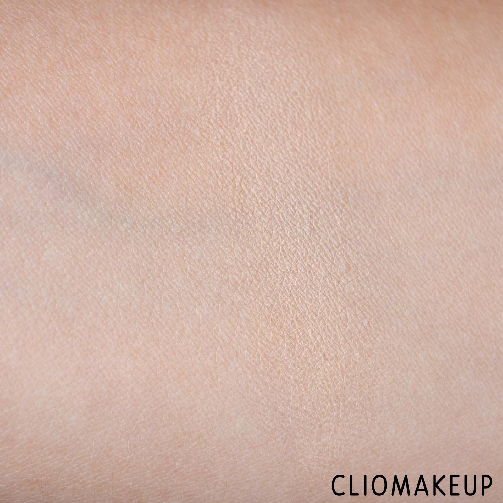 cliomakeup-recensione-fondotinta-kiko-dolce-diva-powder-foundation-spf-50-9