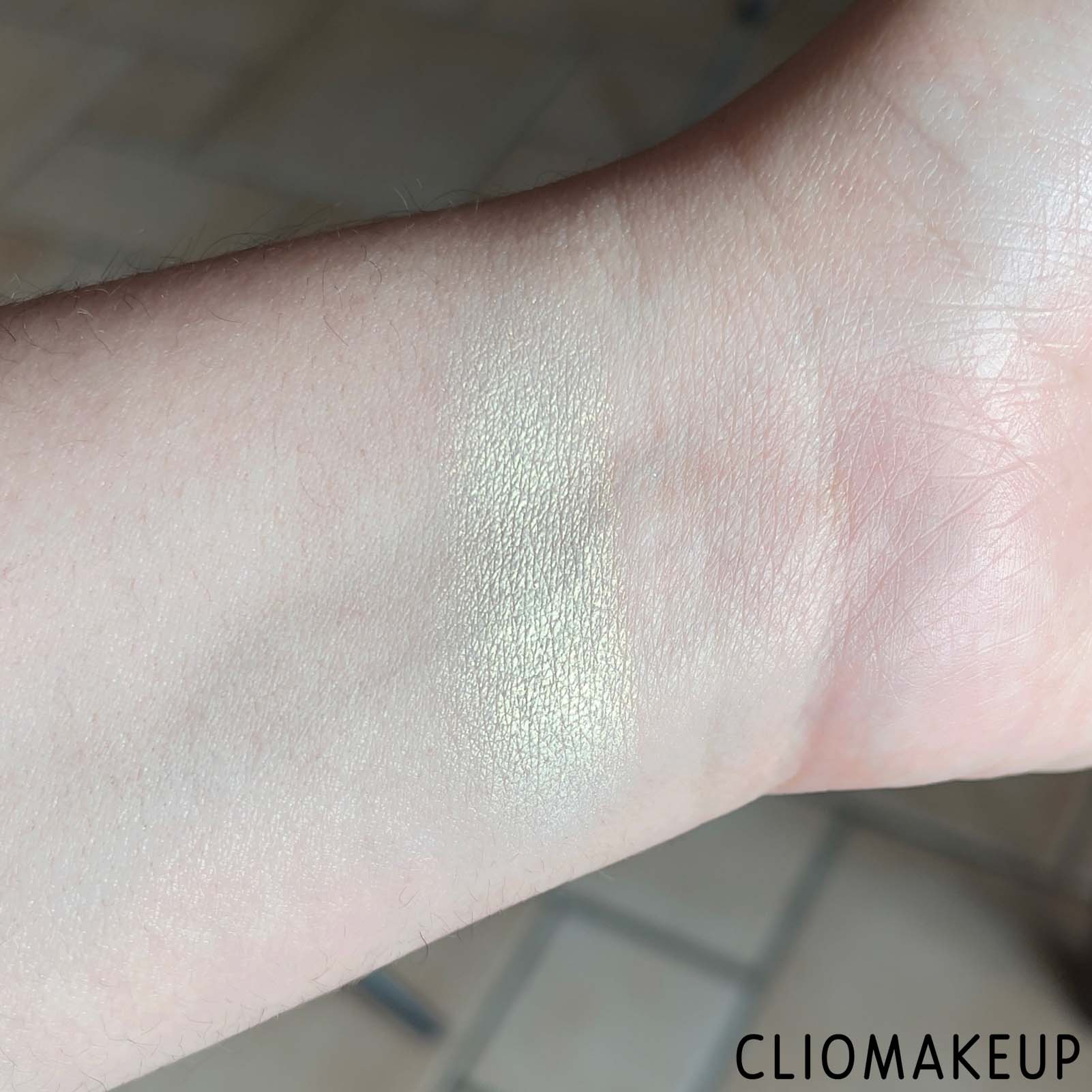 cliomakeup-recensione-illuminante-i-heart-revolution-disney-the-aristocats-marie-highlighter-6