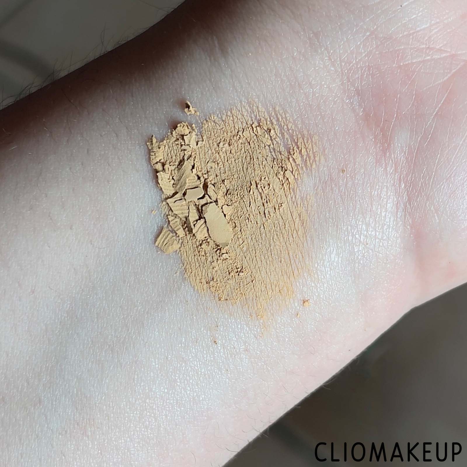 cliomakeup-recensione-kiko-nothing-matte-r-mattifying-loose-powder-foundation-6