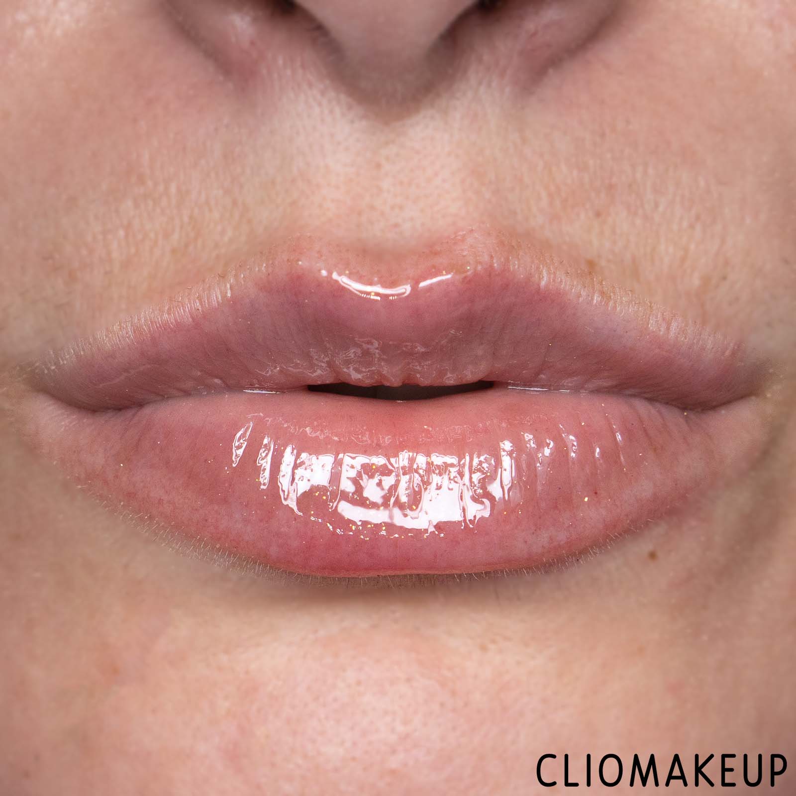 cliomakeup-recensione-olio-labbra-essence-the-glowin-golds-caring-shimmer-lip-oil-11