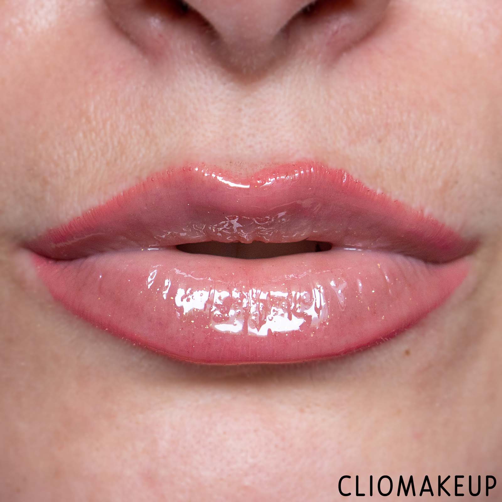 cliomakeup-recensione-olio-labbra-essence-the-glowin-golds-caring-shimmer-lip-oil-12