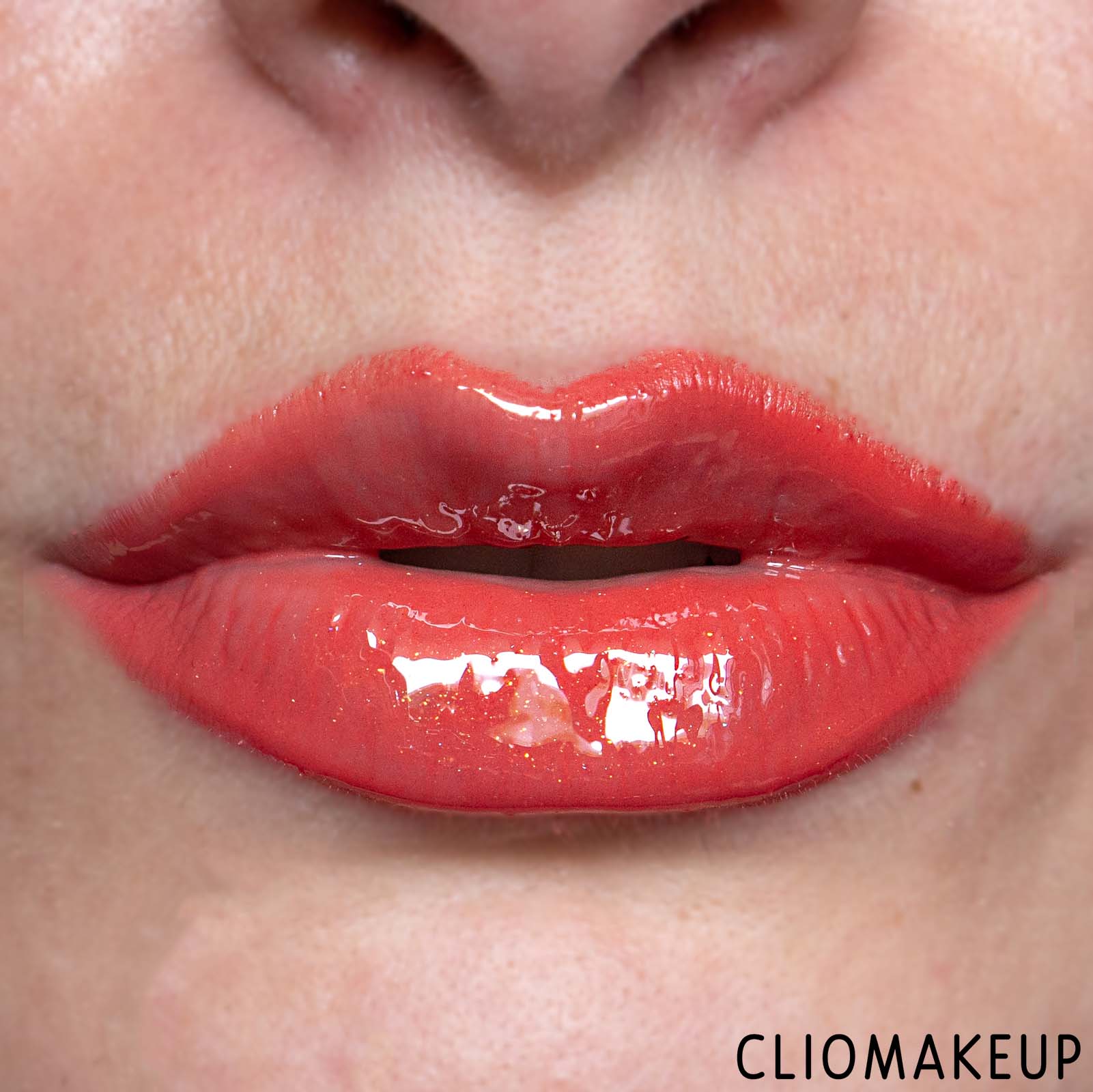 cliomakeup-recensione-olio-labbra-essence-the-glowin-golds-caring-shimmer-lip-oil-15