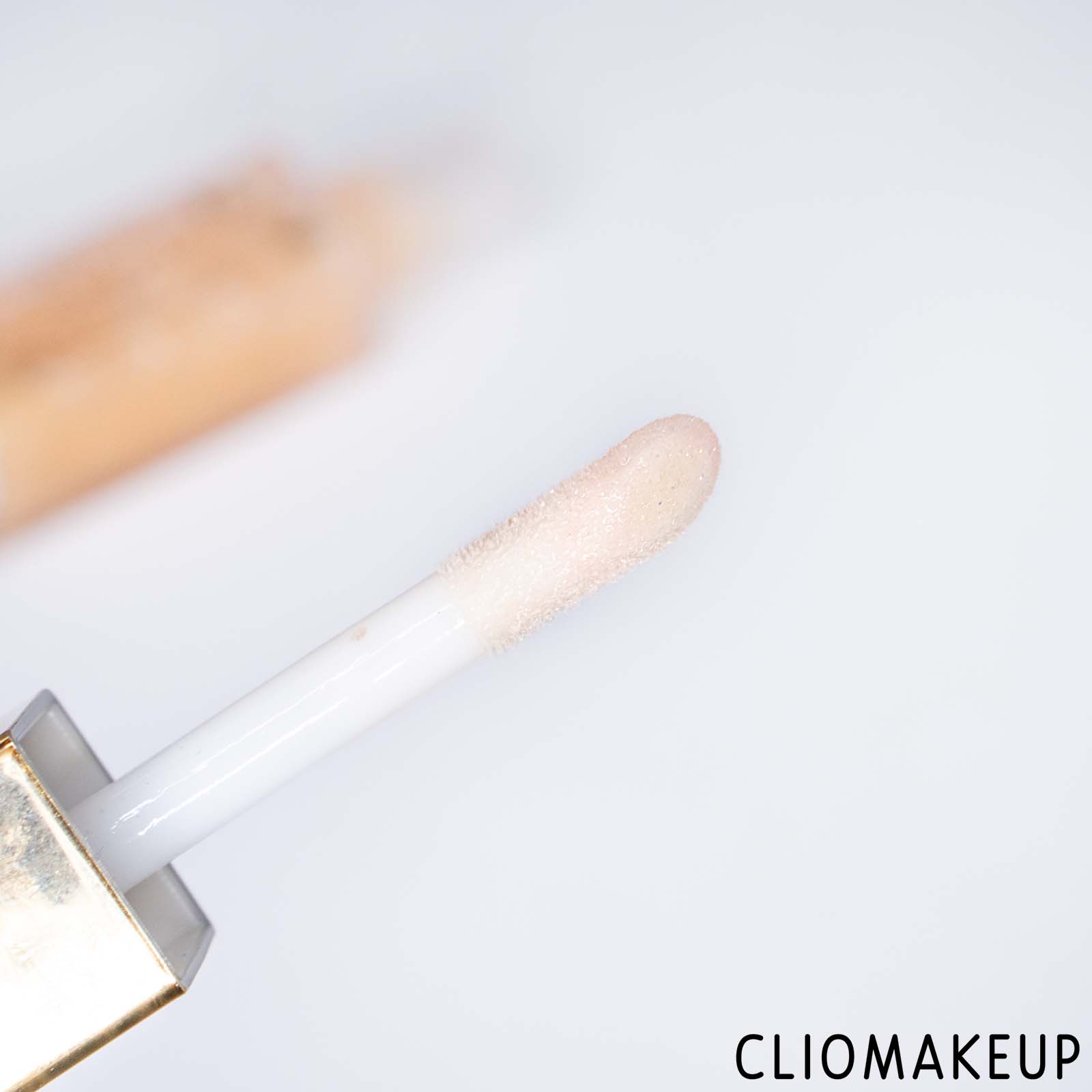 cliomakeup-recensione-olio-labbra-essence-the-glowin-golds-caring-shimmer-lip-oil-5