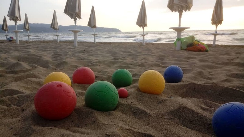 cliomakeup-cosa-fare-al-mare-con-bambini-bocce