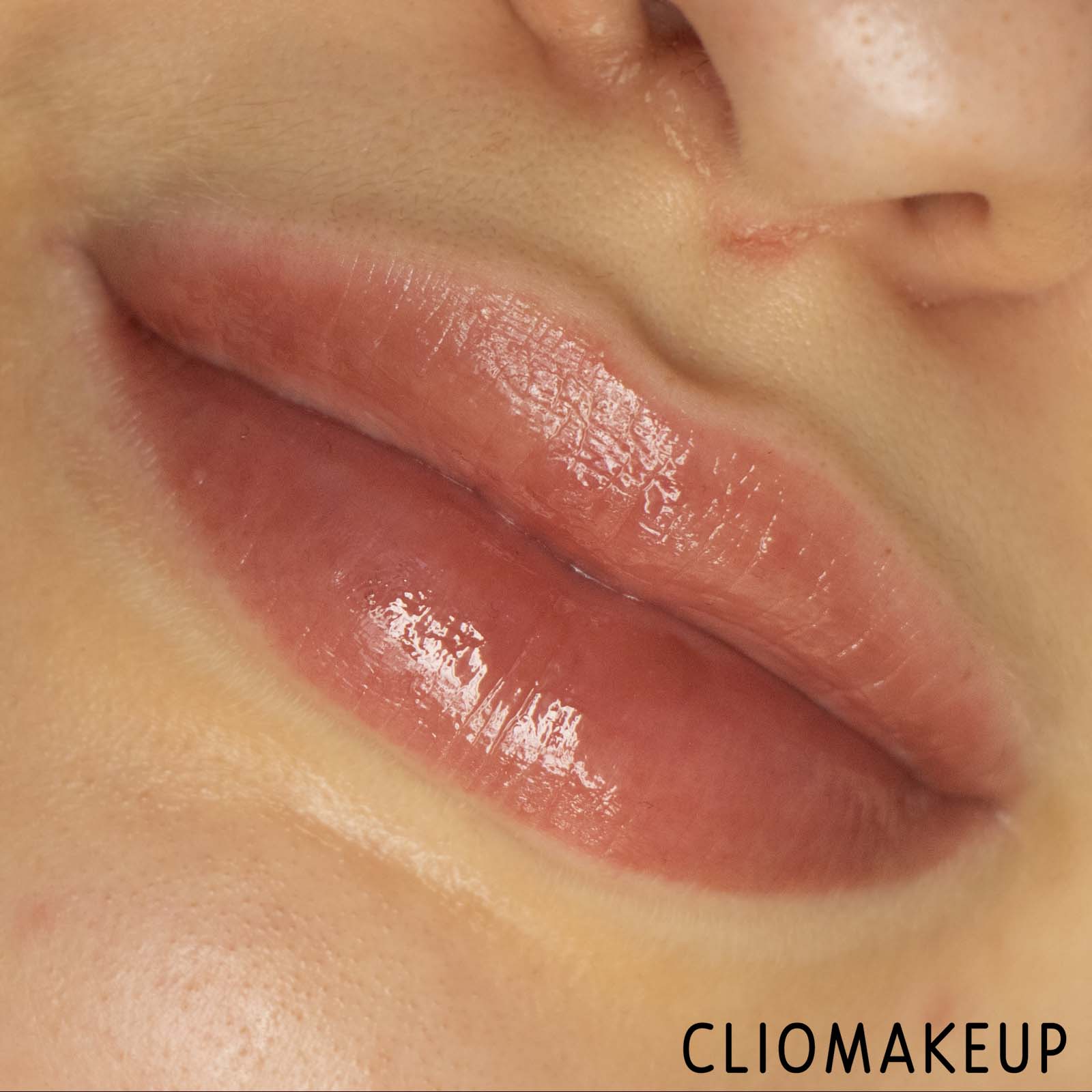 Cliomakeup-Recensione-Gloss-Rare-Beauty-Stay-Vulnerable-Glossy-Lip-Balm-10