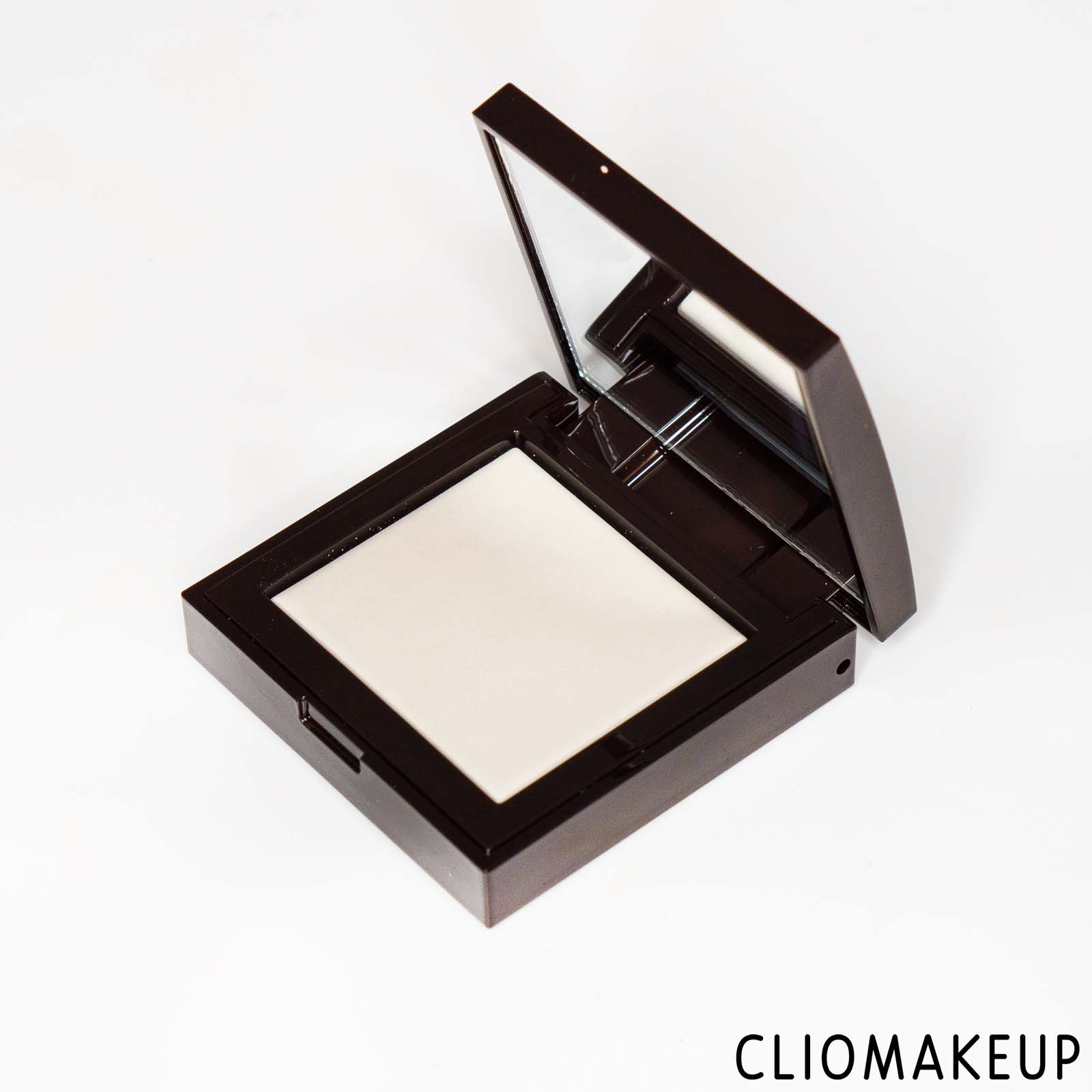 cliomakeup-recensione-cipria-laura-mercier-secret-blurring-powder-for-under-eyes-5