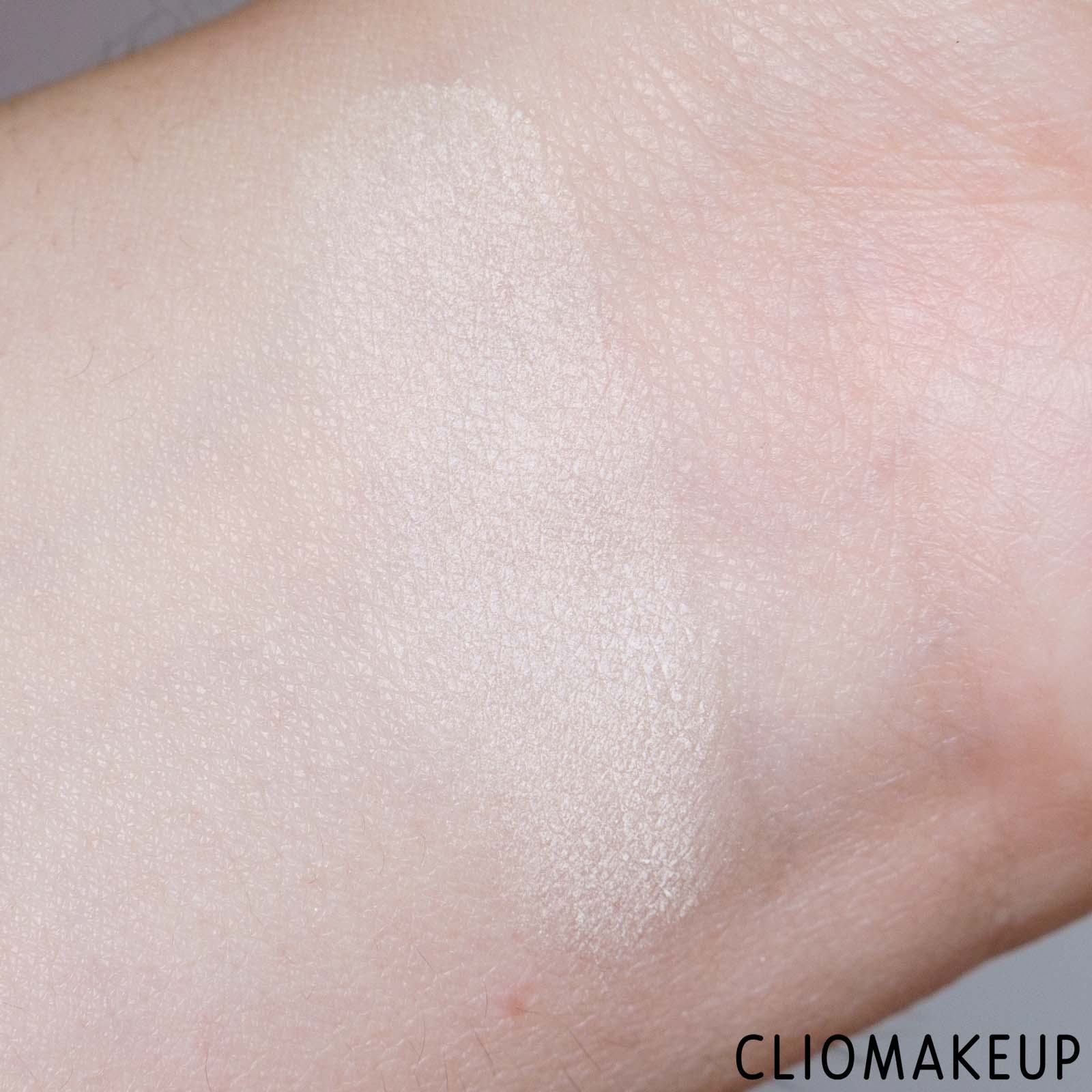 cliomakeup-recensione-cipria-laura-mercier-secret-blurring-powder-for-under-eyes-7