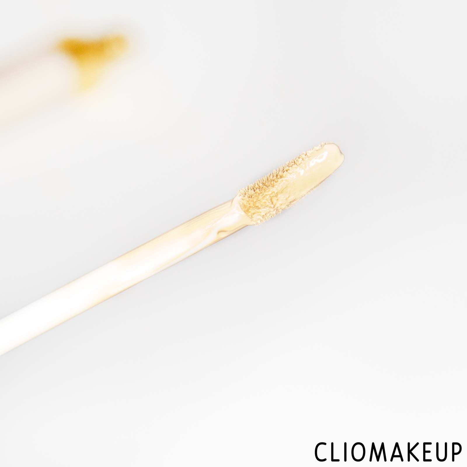 cliomakeup-recensione-correttore-revolution-pro-ultimate-radiant-under-eye-concealer-5