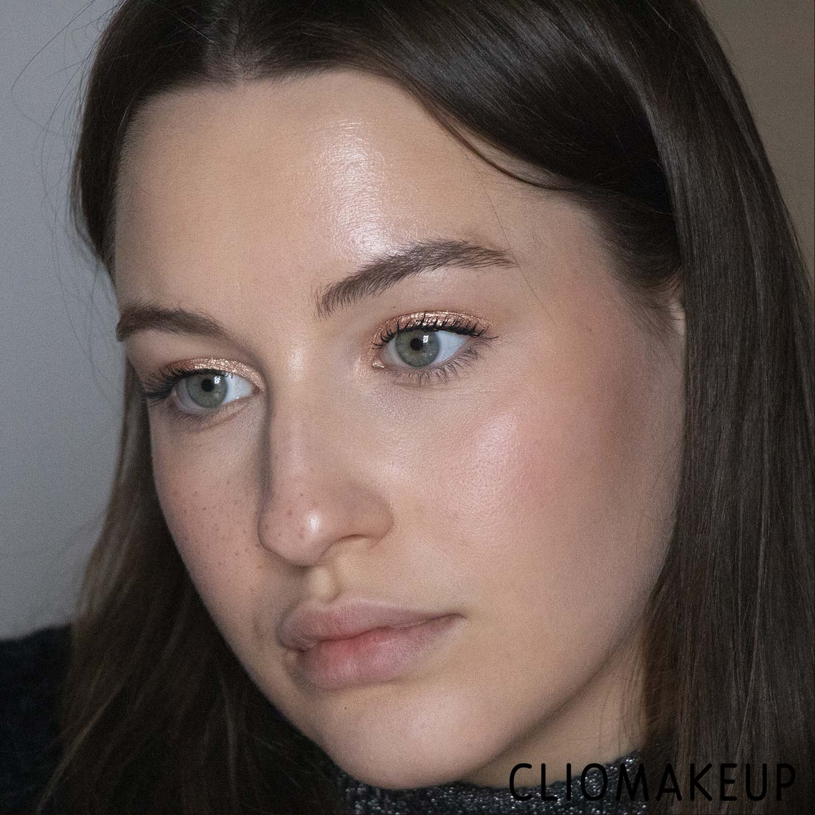 Cliomakeup-Recensione-Illuminante-Revolution-X-Sophx-Face-Highlighter-Duo-10