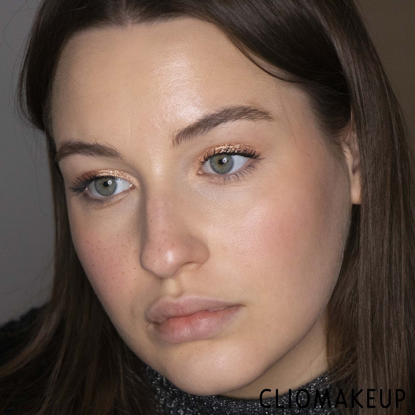 Cliomakeup-Recensione-Illuminante-Revolution-X-Sophx-Face-Highlighter-Duo-11