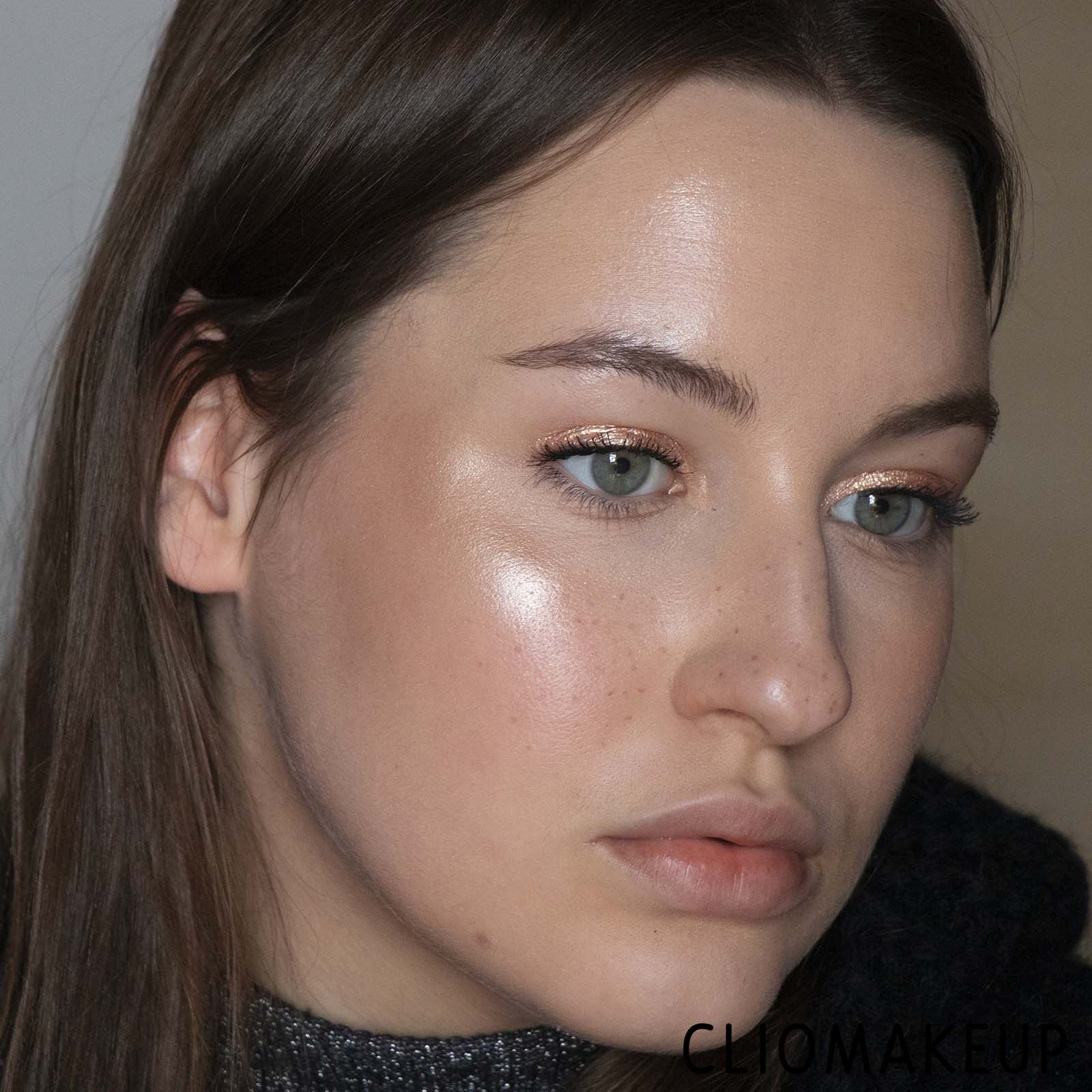 Cliomakeup-Recensione-Illuminante-Revolution-X-Sophx-Face-Highlighter-Duo-14