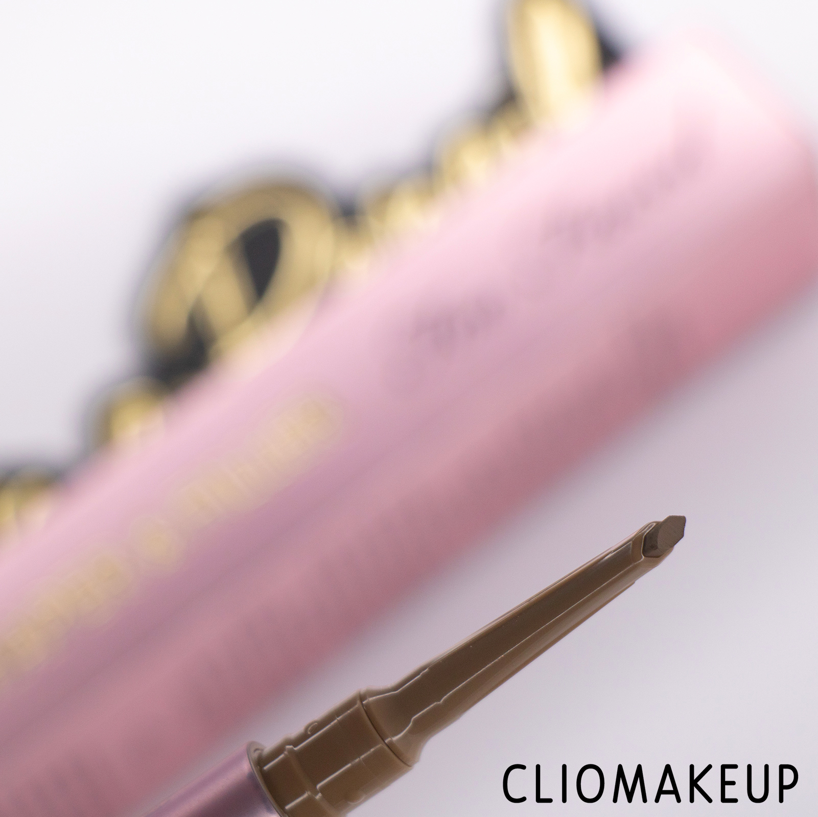 Cliomakeup-Recensione-Matita-Sopracciglia-Too-Faced-Pomade-In-A-Pencil-Brow-Shaper-E-Filler-Waterproof -5