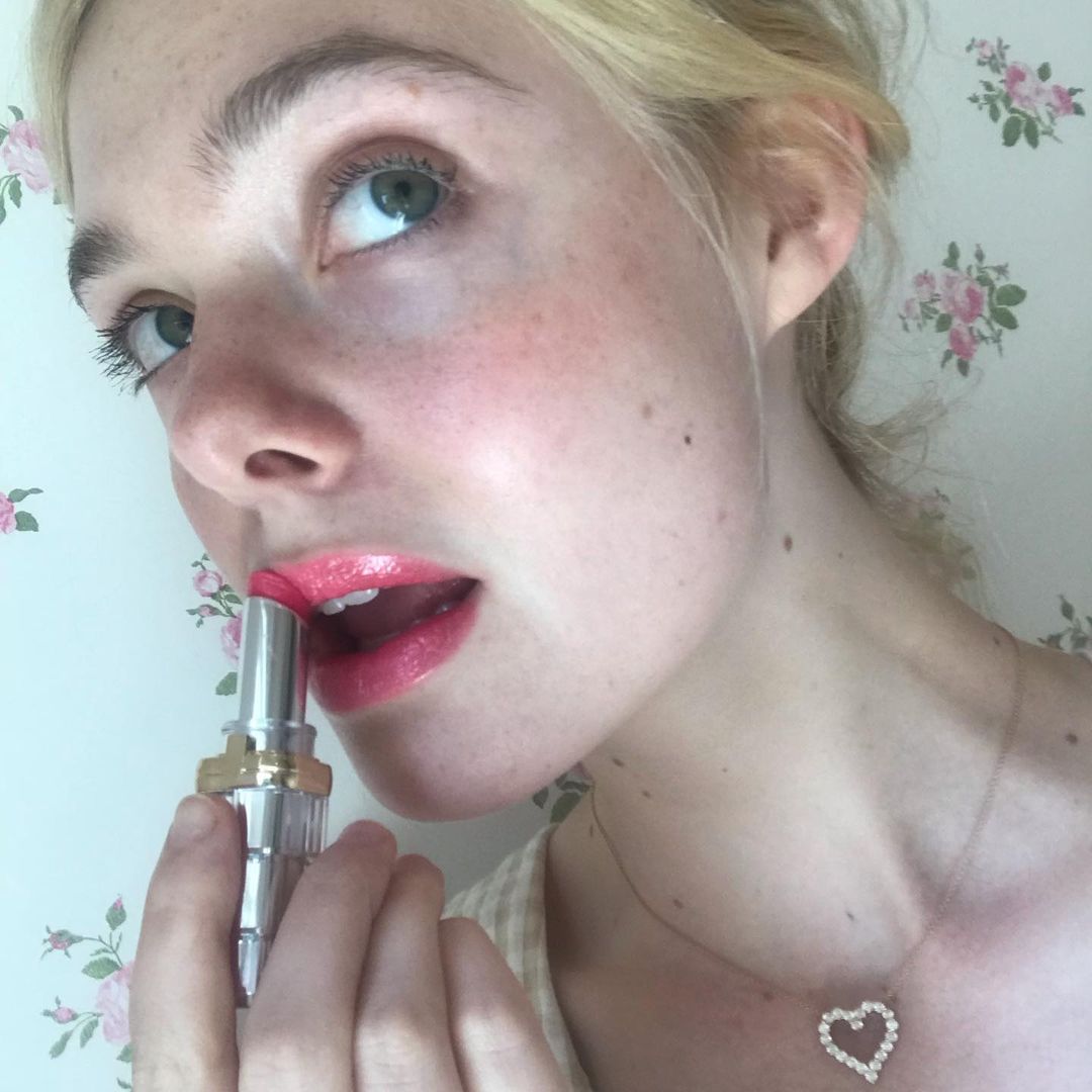 Cliomakeup-linee-guida-armocromia-makeup-elle-fanning-rossetto-rosa