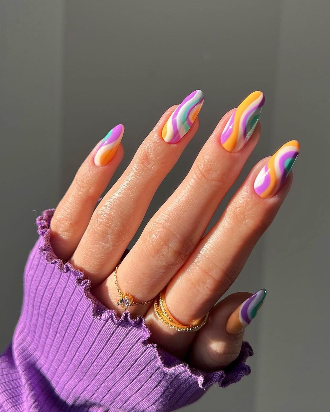 Cliomakeup-unghie-pasqua-2022-thehotblend-swirl-nails