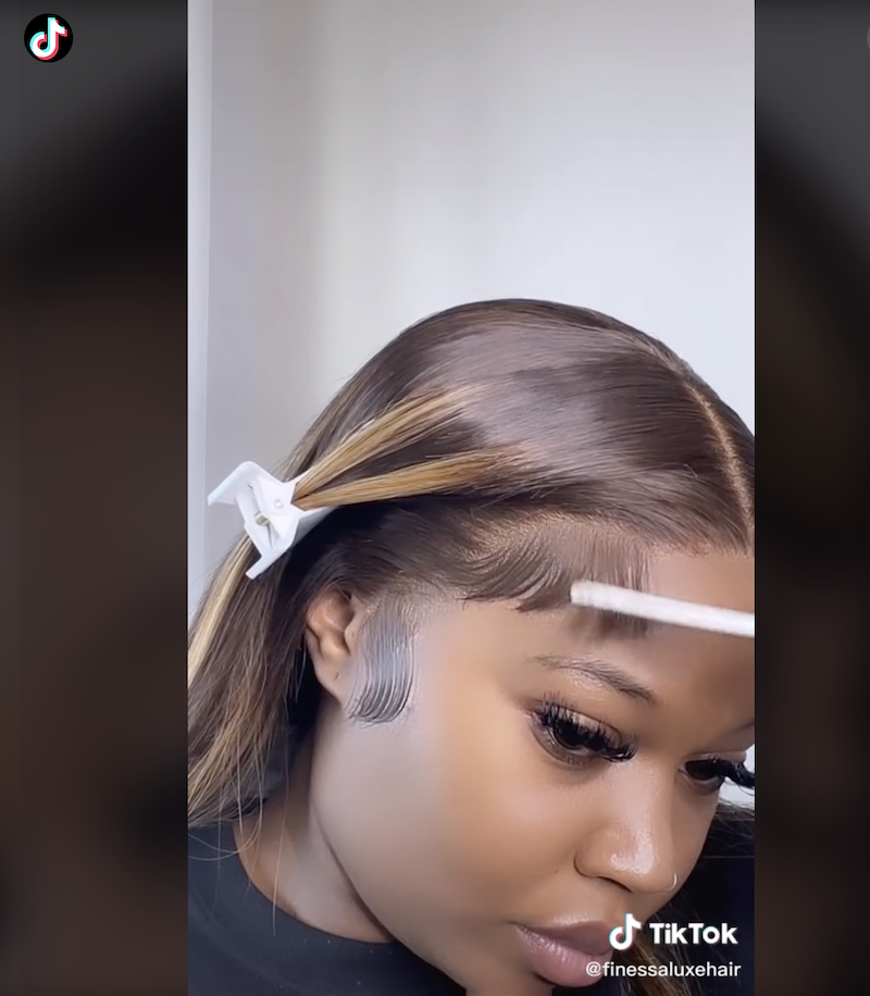 cliomakeup-tendenze-capelli-primavera-2022-tiktok-babyhair4